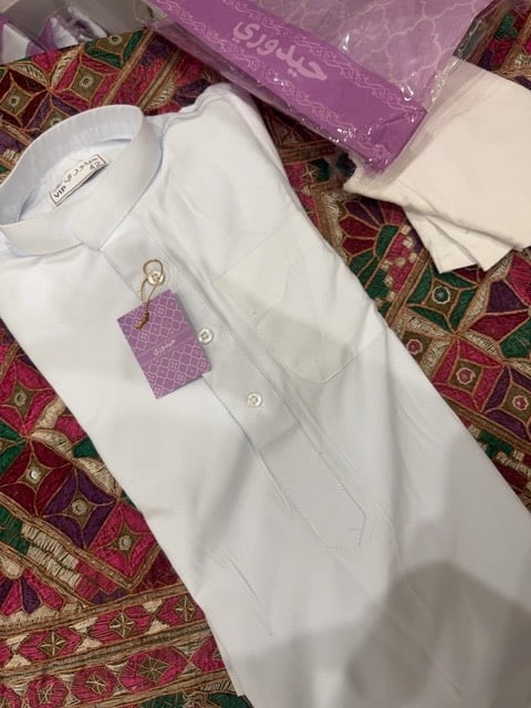 هذه دشداشة بيضاء من نوع VIP، مريحة وذات تصميم أنيق. مثالية للمناسبات المختلفة وتوفر إطلالة راقية. تأتي مع جميع الإكسسوارات الضرورية كما يظهر في الصورة. لم تُستخدم مطلقًا وهي بحالة جديدة كليًا.

السعر قابل للتفاوض للجادين فقط.