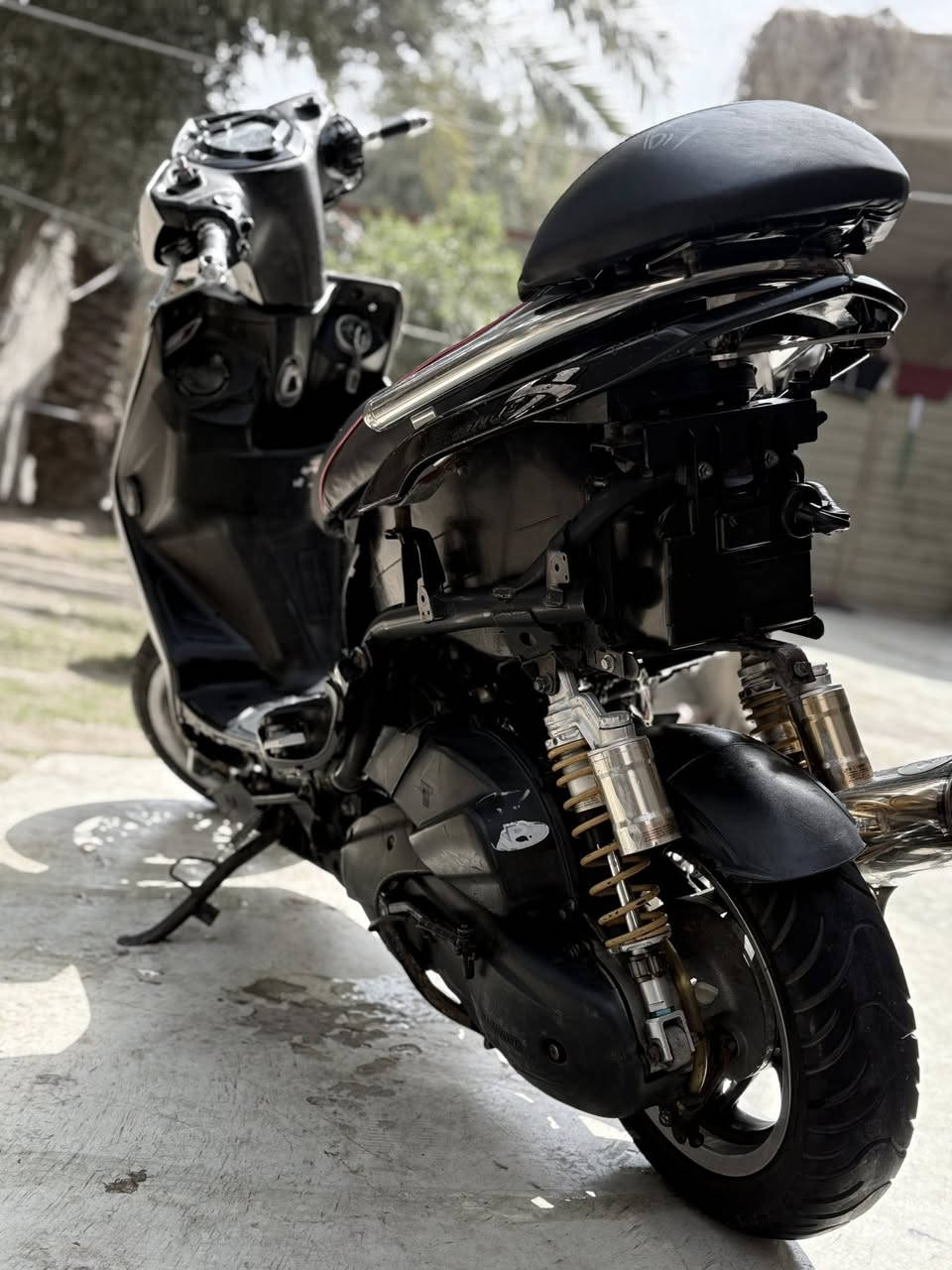 سنكس لد كوري للبيع السعر 1300دراجه مكينتها صعدتها قبل يومين رمبه التزويد شوفت عينك (ويل نجمه+صالنصه صجميه تك بوشه+هاوزن+دبلات خلفيه+تجوه+قبق فلاوين كفراتها كامله 
للاستفسار*********** 
مكاني الفلوجه..!
