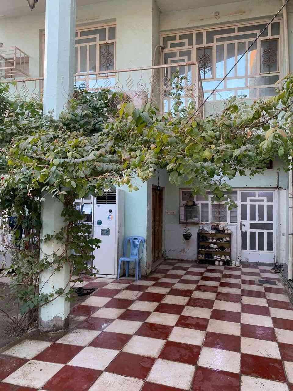 🏡 #دار #للبيع 
​فرصة مميزة لامتلاك داربسعرمناسب 
​📍 الموقع: الحلة /. بستان الحلو 
📐 المساحة:   190 متـــر 
⚖️سنـــــــــد 25 زراعــــــي 
⚡ الخدمات: كاملة 3 طابـــــــــق 
​📌 مواصفات الدار:
​صالة  هول2 ​مطبخ كبير 
العدد​ غرفة نوم.. 3
مجمع صحي العدد 3
​مناور + حديقة 
​💰 السعر: 375 عبر واتساب فقط 
​📞 للتواصل والاستفسار: مكتب علي التميمي العقارات *********** عليه واتساب فقط 
​#دار_للبيع #عقارات_بابل #الحلة  #بيت_للبيع #عقارات_العراق حلة, بابل
