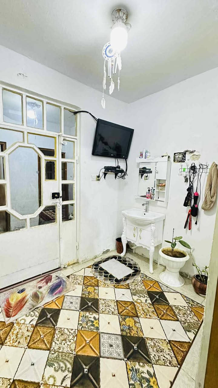 بيت للبيع في بلد صلاح الدين قريب عن مرقد الامام السيد محمد ع يبعد عن المرقد ٥٠متر البيت سند ٢٥ البيت مساحته ٢٠٠ متر الاتصال ع الرقم ***********
