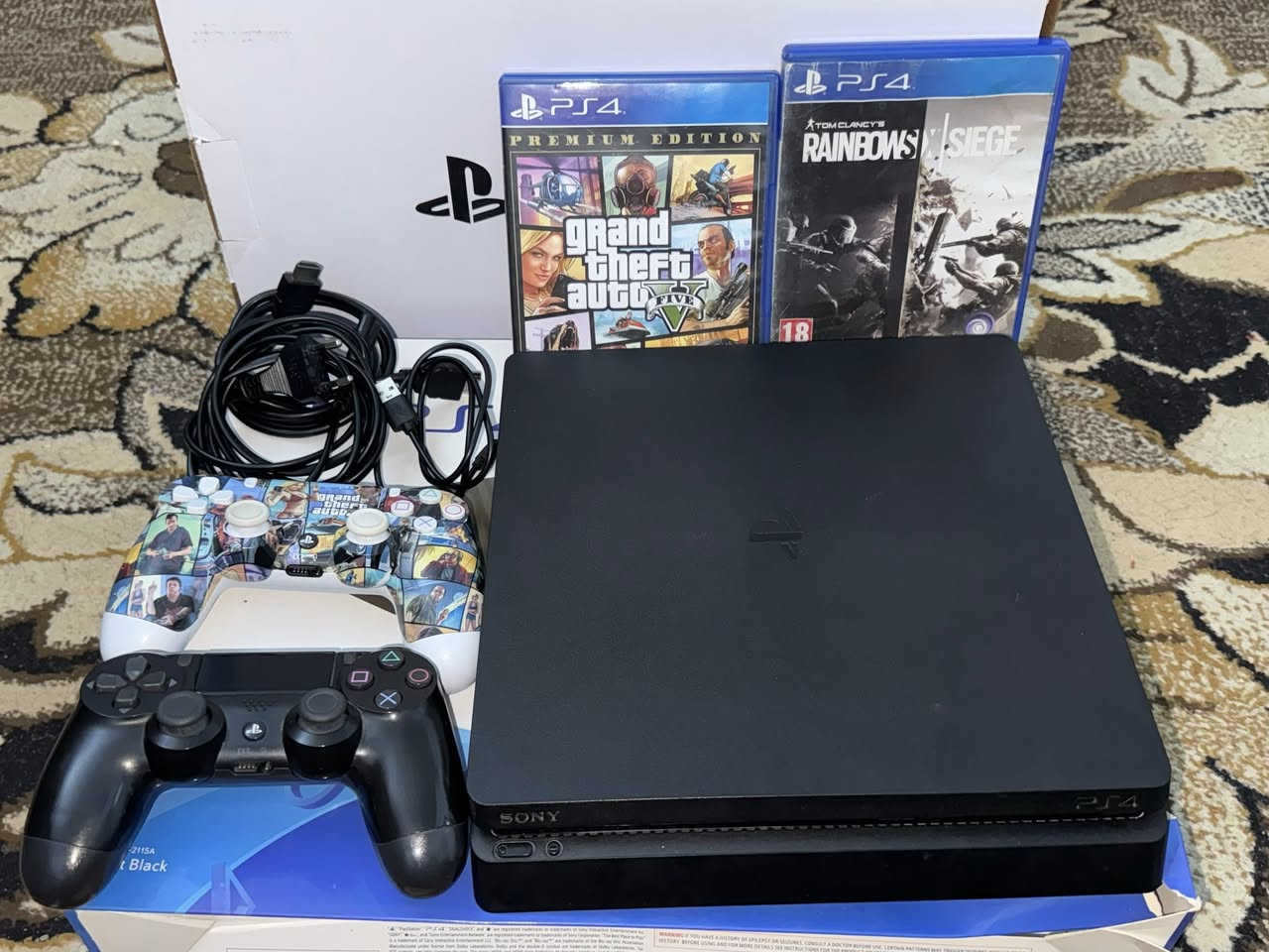 السلام عليكم 
مكان بصره 
بليستيشن 4 سلم نضيف كلش
1 تيرا
عدد الجويستك 2
قرص GTA 5 
قرص ريمبو 6 
+ UBS كذالك ممتاز ونضيف
السعر 300 الف
التواصل :***********
