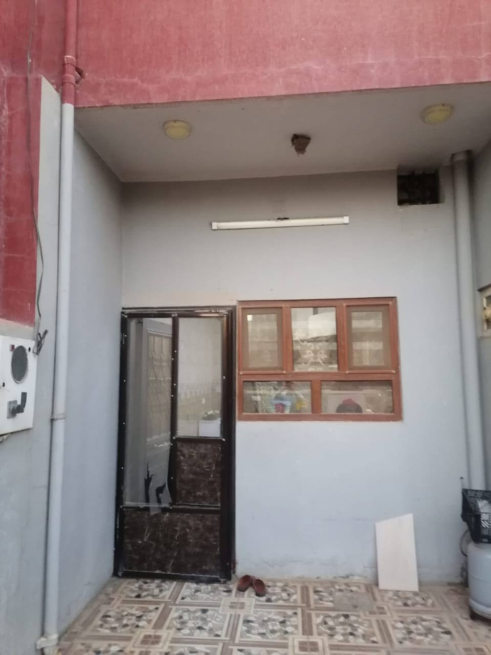 إعلان.. إعلان 
........ دار زراعي للبيع........
المساحة 200 متر طابقين.....
العنوان الصيادة.....
يتكون الدار من......

استقبال....... هول داخلي.... مطبخ حار بارد...... غرفتين نوم 
مناور عدد 2..... مجمع صحيات ...... 
للعلم درج داخلي وخارجي 
طابق ثاني 
غرفة نوم .... واستقبال .... مطبخ ... حمام.. تواليت 
البيت فول سيراميك وسقوف ثانويه 
للاستفسار عن السعر يرجى الاتصال على الرقم التالي 
***********
