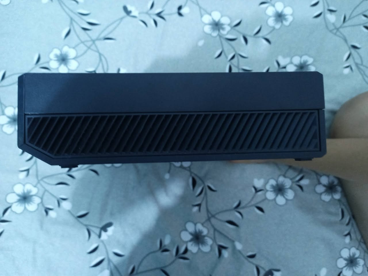 السلام عليكم
اكس بوكس وان فات للبيع 
الجهاز لوك ما مفتوح و لا مصلح
الذاكره 500GB
مع ملحقاته كامله 
يده اصليه 
و كيبلات كهرباء اصليه 
السعر 120 و بي مجال 
التواصل واتساب ***********
