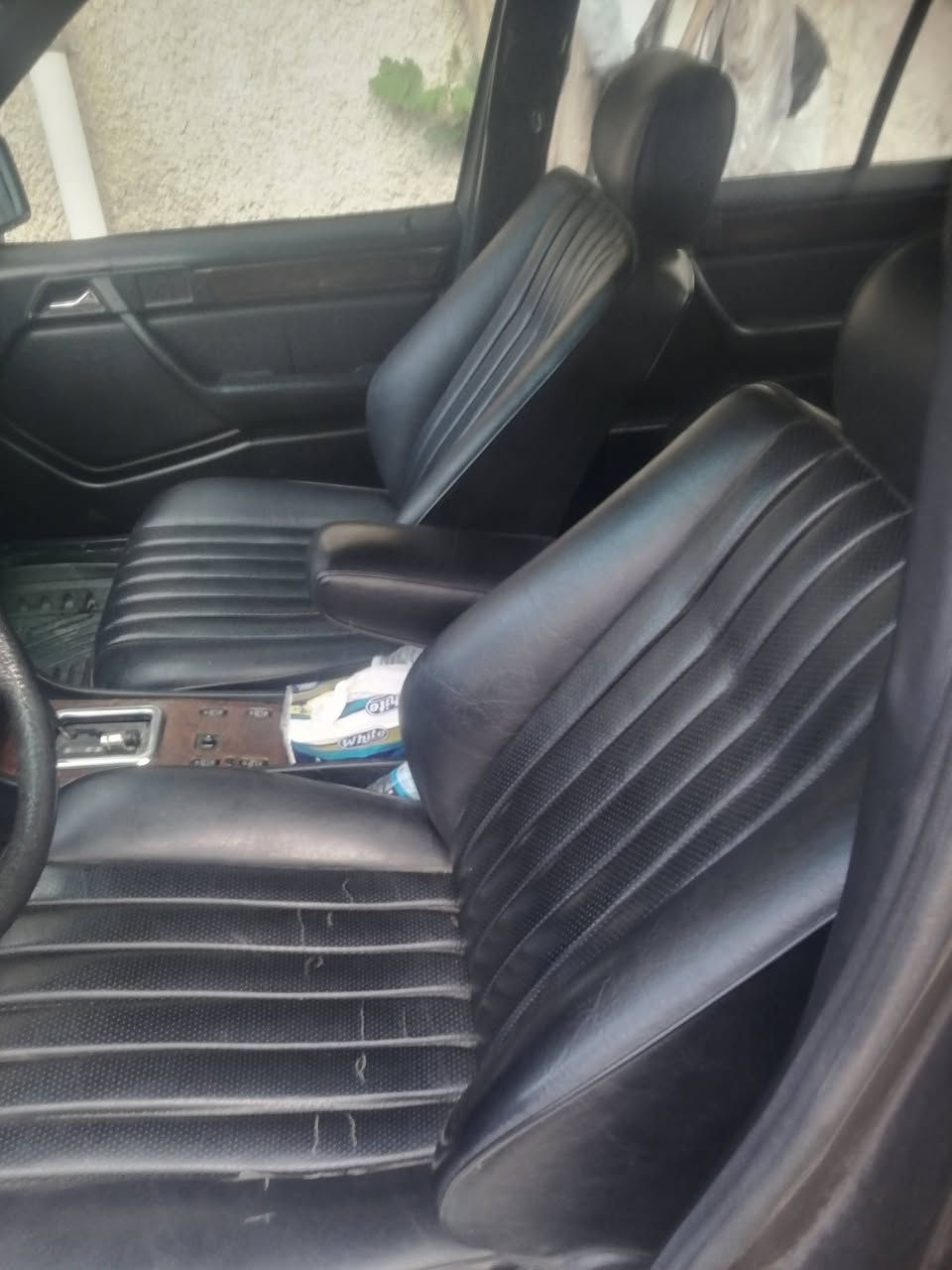 السلام عليكم. مارسدس دب ٩٠ رقم بغداد انكليزي مكينه وكير بلاد فتحه طكتين تبريد هوك خلفي داخل جلد كهرباء تخم تاير جديد مصبوعه عام جماليه بدون حادث مكاني بغداد الحريه تلفون / ***********
