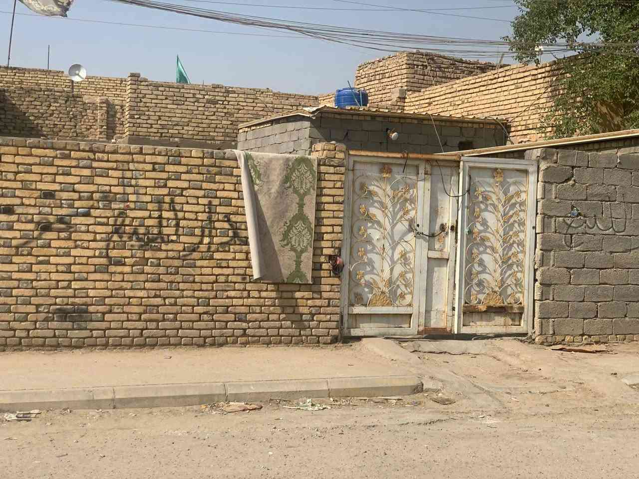 السلام عليكم بيت 200متر. بناء قديم.   موقعة حلو. على شارع عام مقابيلة مدرسة وملعب. مثل ما واضح بالفيديو     مكان البيت حي الأمن الداخلي شارع دائرة الكهرباء 

السعر160   للاستفسار ***********
