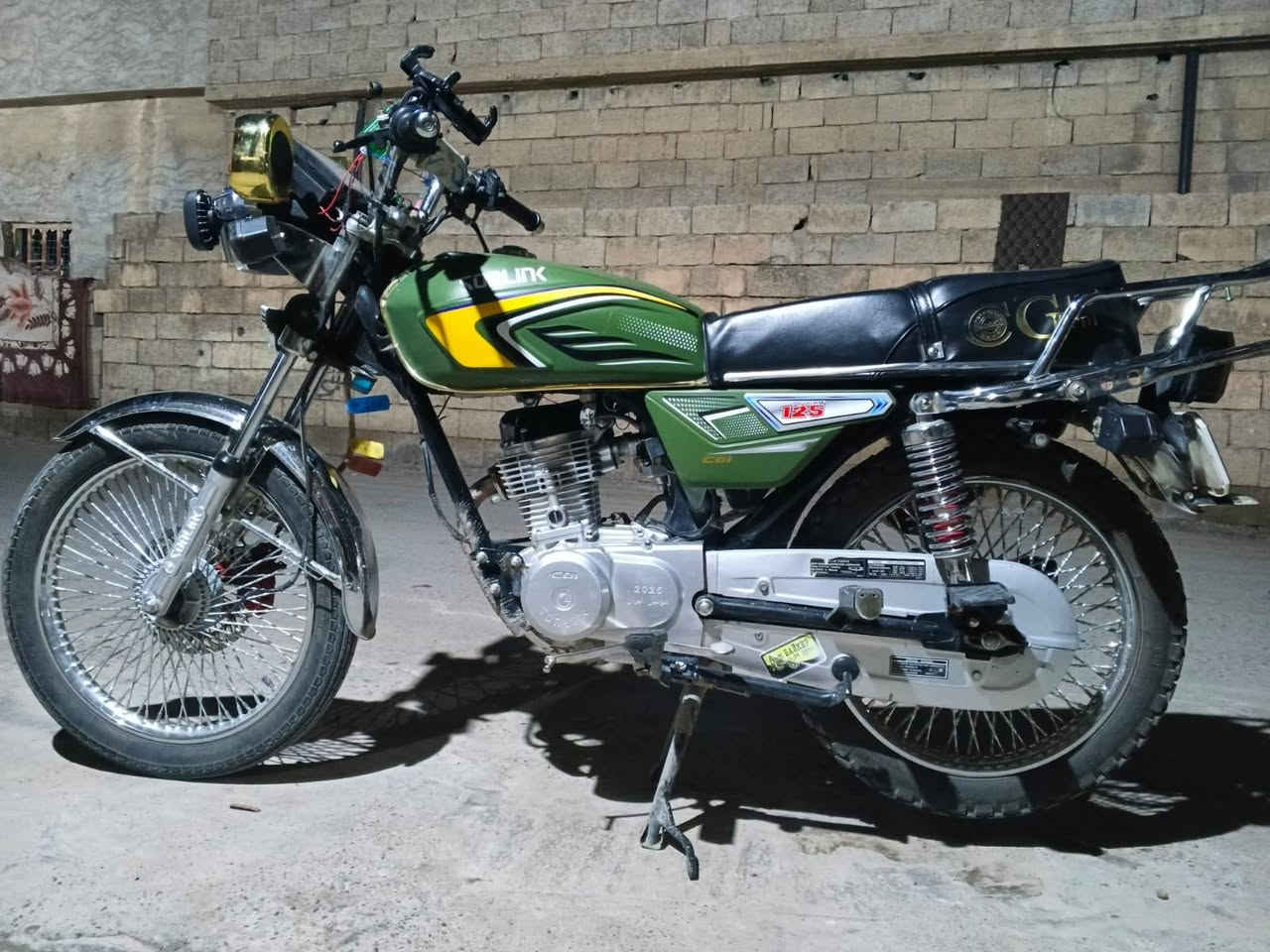 تايكر 25 لون زيتوني
دراجه كامله من كلشي ربع ماتحط عليهآ
 محرك مامفتوح كهربائيات كلهة شغالة
مكانى تكريت
***********
