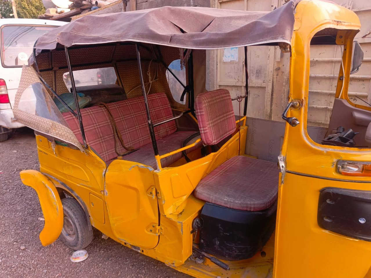 السلام عليكم تكتك موديل 2021 رقم وسنويه شهر العاشر رقمه بغداد بسمي تحويل ثاني يوم مكينه خير من الله تجي اشغل وتفحص انت بيدك  تجي  تكلب وشوف بعينك ابيع على ضربته عارضه ب 6 وربع وبيه مجال بسيط وهذا رقمي  ***********
