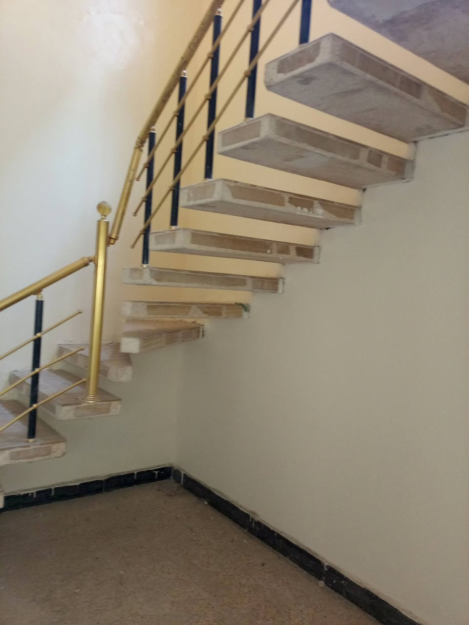 متوفر الان بيت #للإيجار 

موقعه #حي_الفرات_شارع_الصب 
قرب مخبز زهره الفرات 
البيت طابقين الطابق الأول يحتوي علئ غرفه نوم وصاله استقبال ومطبخ وصحيات الطابق الثاني يحتوي علئ غرفه نوم و سطح 

#ايجاره_300_الف
للاستفسار اكثر 
#واتساب_اتصال_***********
أو مراجعه مكتب السند للعقار الكائن في الجزائر شارع المطاعم مقابل مدارس التفوق الاهليه
