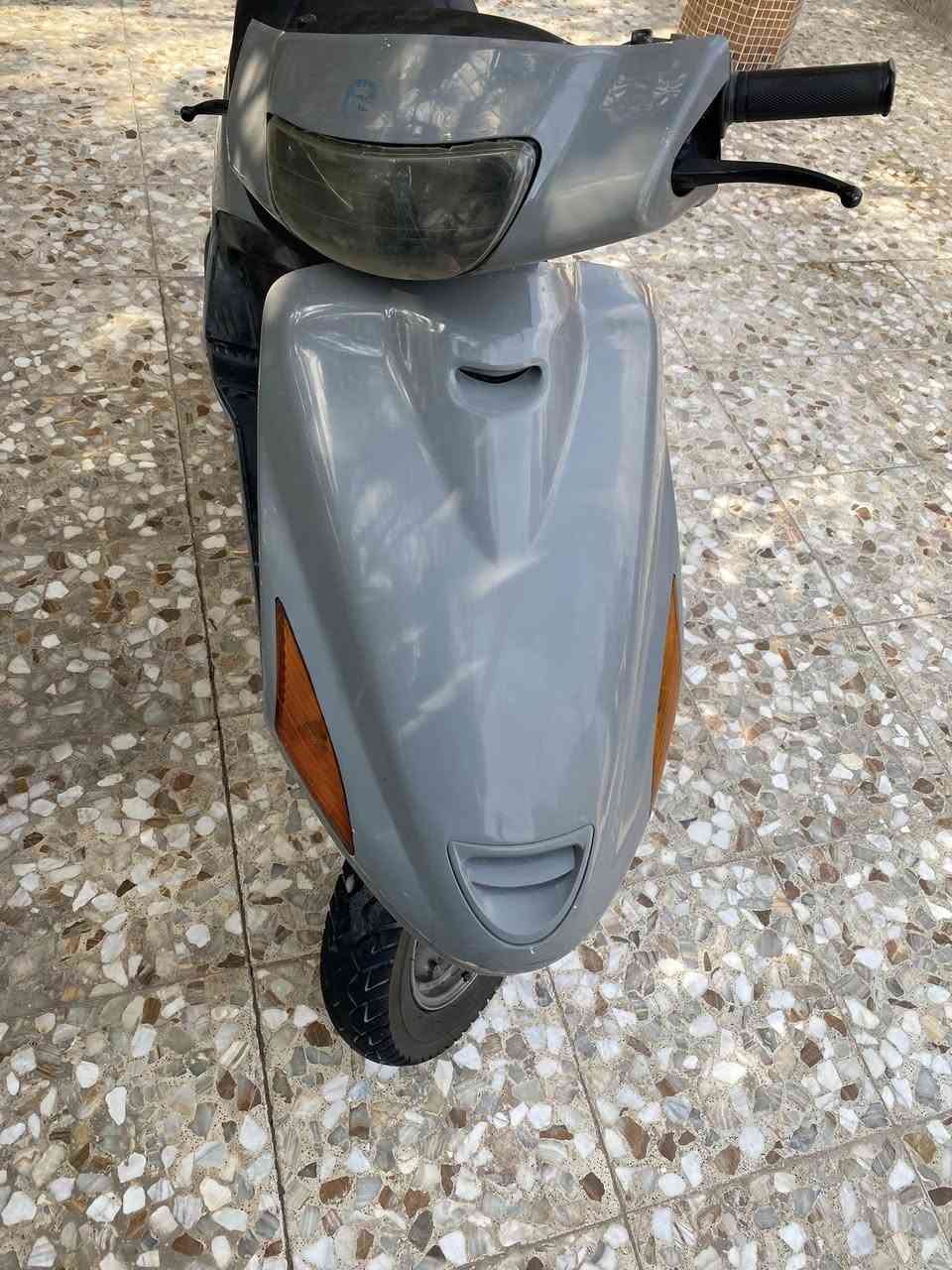 السلام عليكم 
دراجة فراشة اللون سمنتي مميز 
الدراجة جاهزة من كلشي كهربائيات شغالة 
السعر 275 الف 
محرك ناعم كلش 
العنوان حلة مركز ***********
