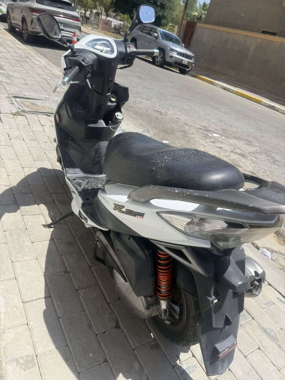 كايمكو رايسنك  محرك 180شغال مكينه خرسه  كهربايات شغاله اوراق كامله. مكمرك بس سجل. الدرجه بس بيه خربطه شويه السعر 600 وبي مجال الرمادي شارع 20
***********
