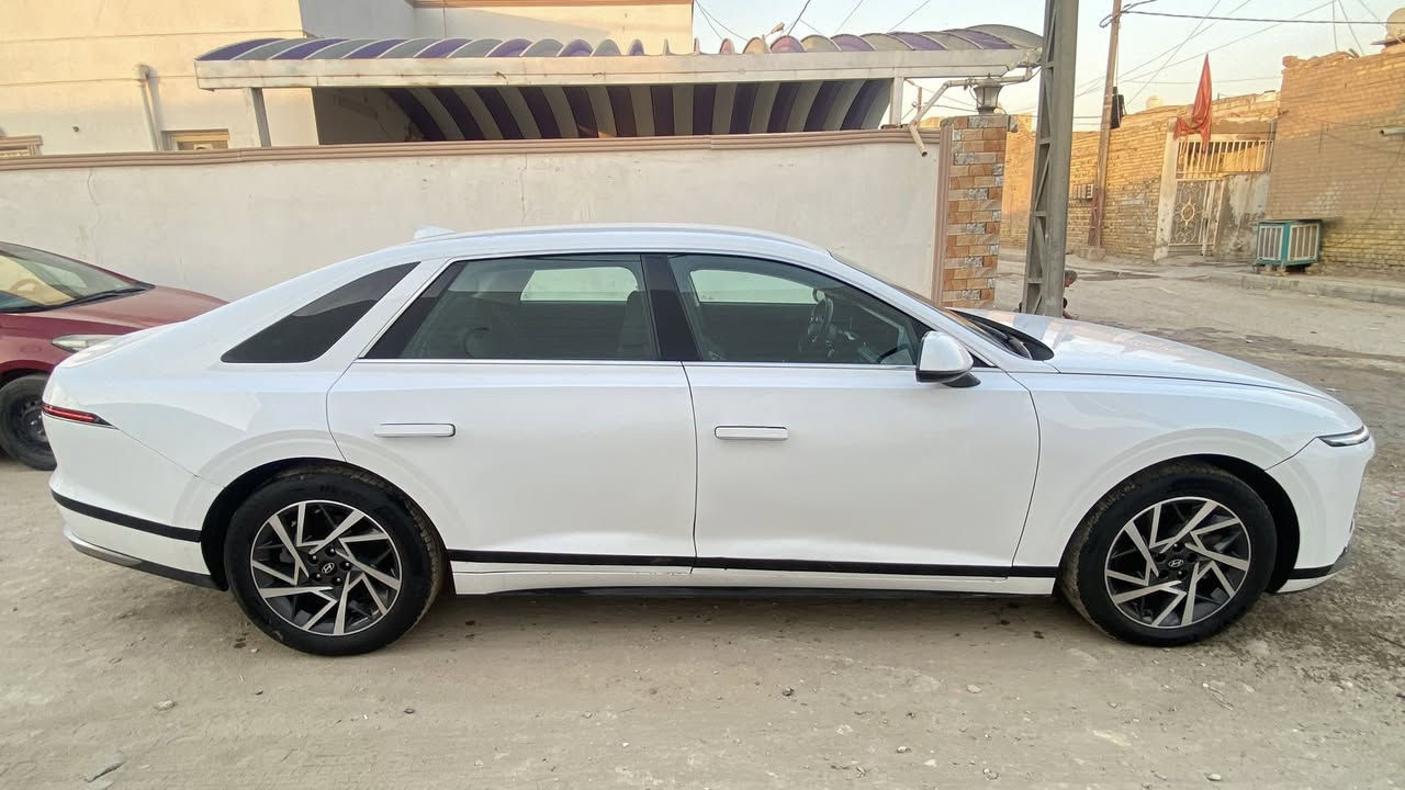 سعر كلش مناسب لان متوازي ع بيعتها 
كراندر ازيرا 2024 غاز 6 سلندر بدون رقم منفيس بسمي ماشية 42 اصل حقيقي         
      السعر 187 
قطعتين صبغ بين البابتين فقط وبيه دحجه خلفيه بدون صبغ فقط تكحيل صور الحادث خاص او واتساب 
مكاني ديوانية مركز المدينة 
***********
