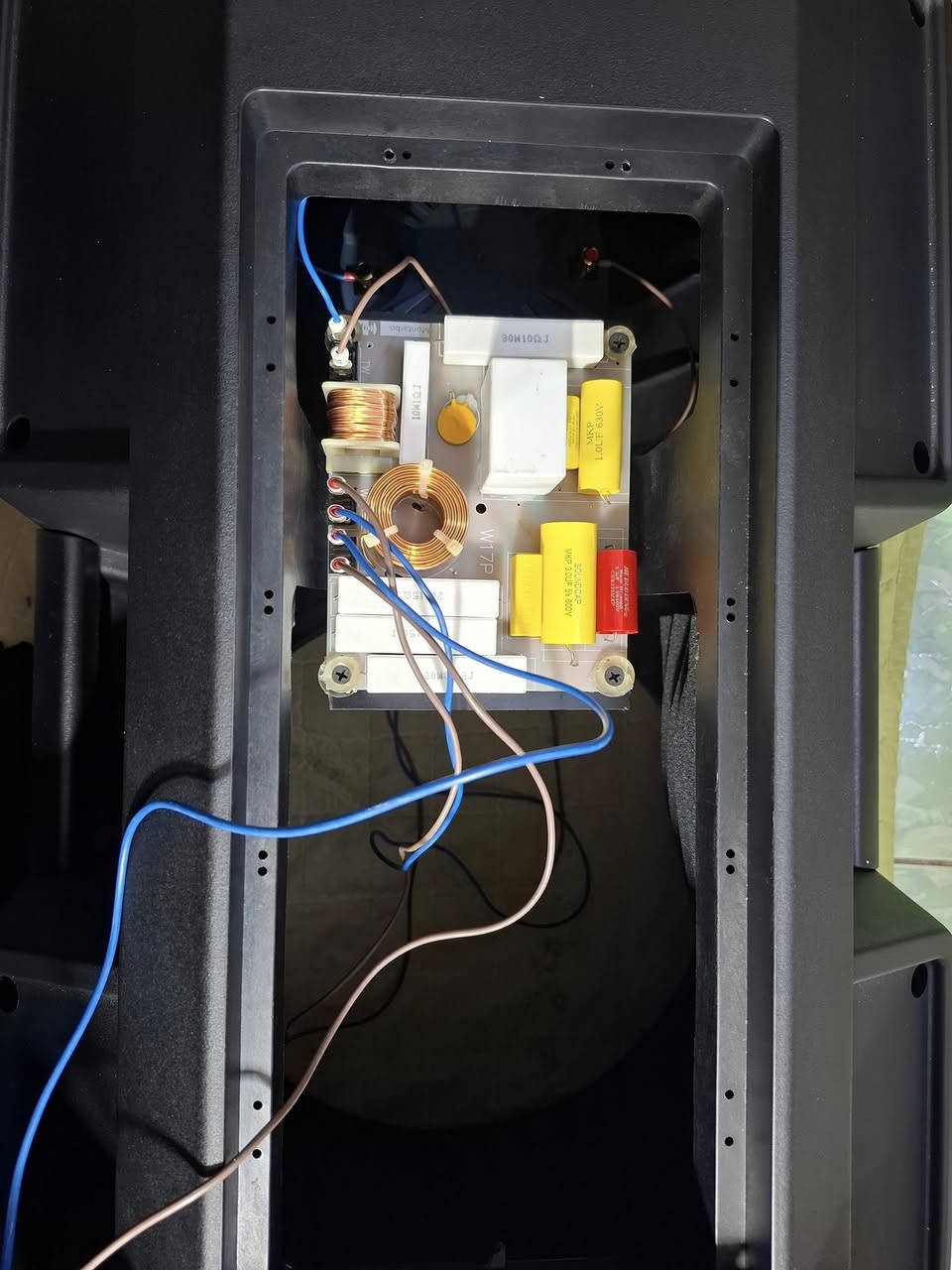 السلام عليكم زوج سماعات RCF تجميع درجه اولى جديد كبس كارتون غير مستعمل السعر ٦٠٠ الف شامل التوصيل *********** وات ساب
