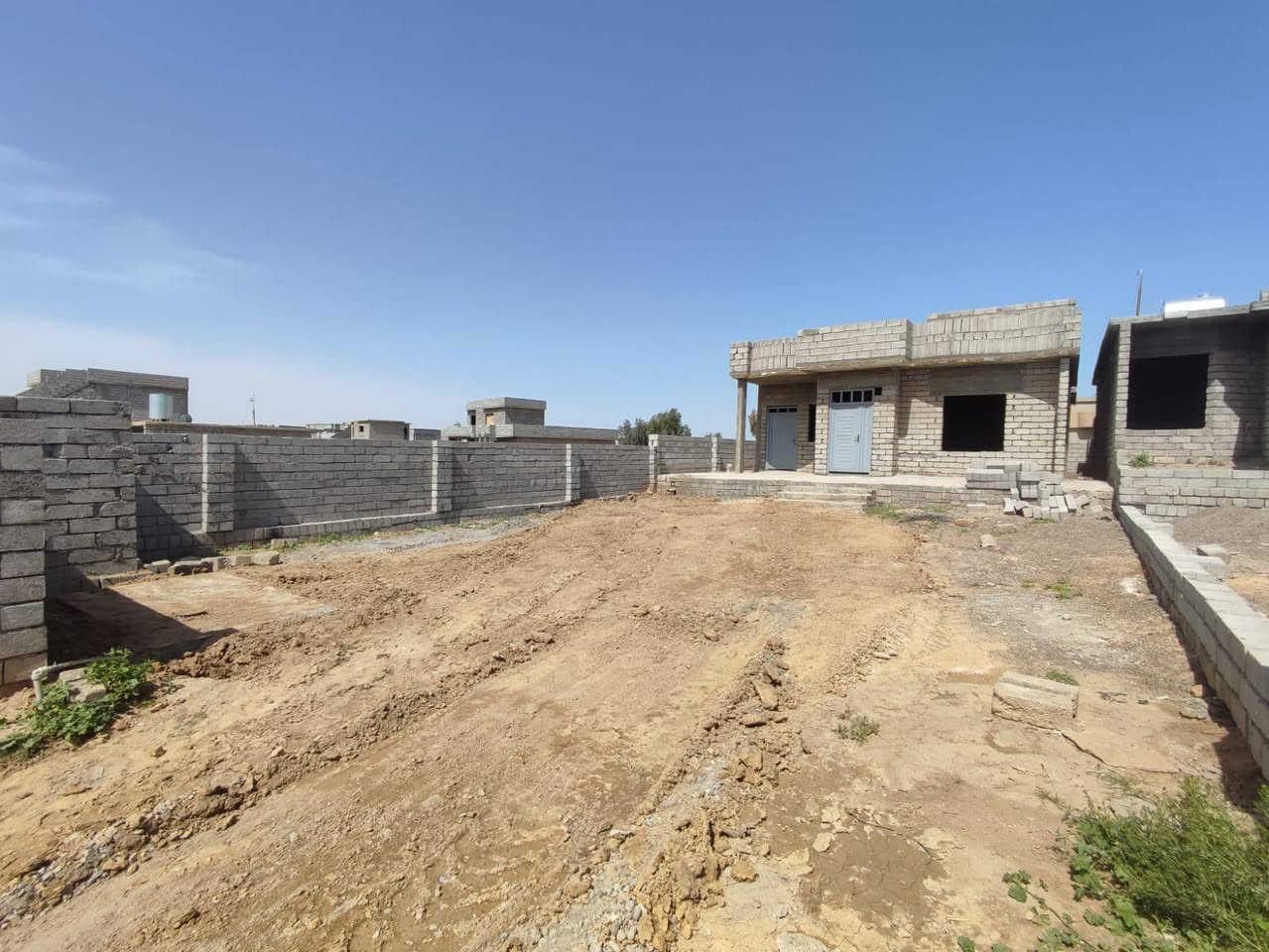 السلام عليكم بيت للبيع زراعي مساحه 500 متر البيت يتكون من غرفتين 5× 4 استقبال 6×4 مطبخ 4×5 مجاري كاملةمع تاسيس ماء كامله صحيات خارجيه كامله بناء مصوب أرضية ابواب خارجية كاملة الموقع قرب مقر ام هنادي السعر 28 وبي مجال للاستفسار الاتصال على رقم الهاتف ***********
الهاتف ***********
