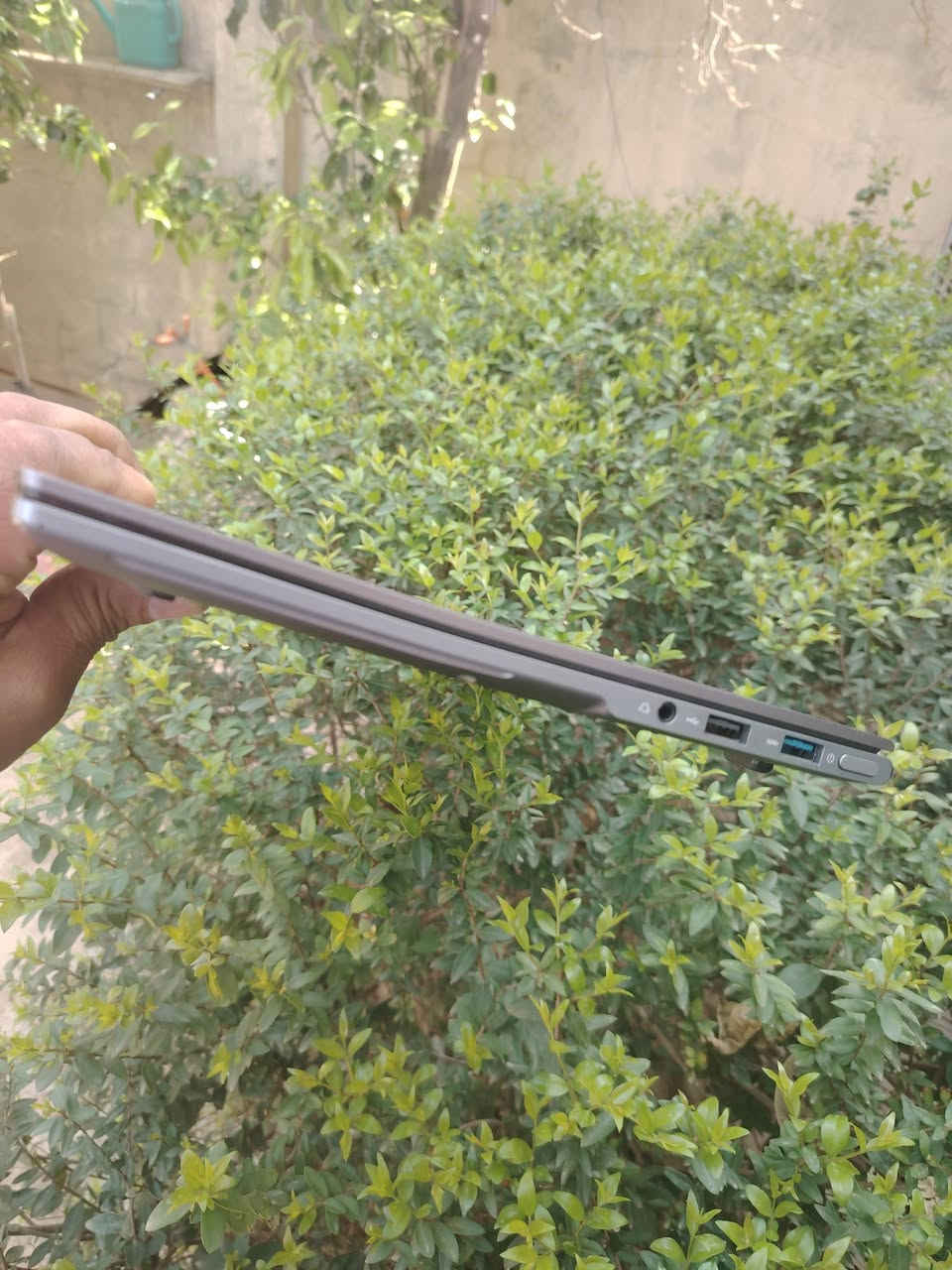 السلام عليكم حسابه لاب توب للبيع نضيفة جدآ السعر 200 الف وبيه مجال.. 
المواصفات الأساسية:
​المعالج (CPU): Intel N100 (جيل حديث يتميز بكفاءة طاقة عالية وأداء جيد للمهام اليومية).
​ذاكرة الوصول العشوائي (RAM): 16 جيجابايت (DDR4).
​سعة التخزين (SSD): 512 جيجابايت من نوع SSD لسرعة التشغيل.
​الشاشة: 14 بوصة، بدقة 1920×1200 (WUXGA) وبأبعاد 16:10، وهناك نسخ تذكر أنها تدعم دقة عالية جداً.
​نظام التشغيل: Windows 11 Home (كما هو موضح في ملصق الجهاز).
​تفاصيل إضافية:
​الهيكل: تصميم معدني خفيف الوزن (Ultrabook).
​الطاقة (Input): يعمل بشاحن 20 فولت بقوة 2250 مللي أمبير (حوالي 45 واط).
​الاتصال: يدعم Dual WiFi (ترددين للواي فاي) وبلوتوث.
​الصوت: مزود بسماعات ستيريو مزدوجة.
​المنافذ: يحتوي عادةً على منافذ USB-C، USB 3.0، ومنفذ سماعات.
​هذا الجهاز مخصص بشكل أساسي للأعمال المكتبية، الدراسة، وتصفح الإنترنت، ويتميز بكونه نحيفاً وسهل التنقل.


**إذا كنت صاحب هذا الإعلان وتريد حذفه لأي سبب، رجاءا أرسل رسالة إلى الدعم الفني**