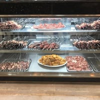 للبيع براد عرض لحم للبيع نضيف وشغال وبحاله جيده طوله 5 متر 3 قطع قطعتي...