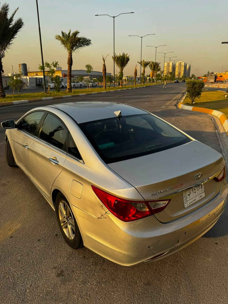 السلام عليكم
هونداي سوناتا موديل 2014 خليجي
محرك  2000 دوش 
 ماشيه 158 الف كير محرك كفاله كهربائيات 
شاشه كاربلاي 
تبريد قطعتين ثلج 
السياره مثل مموضح بلصوره بيهة جاملغ امامي عكس السايق مطخوط ومامعدل بسبب عدم التفرغ 
وبيهة الباب خلف السائق معدل 
ولسيارع بيهة شويه جرادات 
رقمهة بغداد بأسمي
داخلهة نضيف جداً فقط كشن السايق 70%
السياره رايدهة 99 وبيهة مجال ان شاء الله 
التواصل على الواتساب 
***********
العنوان بغداد حي الجهاد
