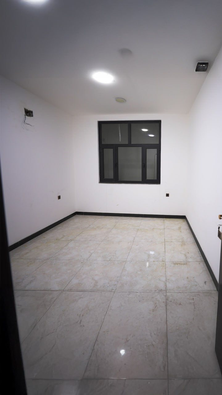 السلام عليكم 
تتوفر شقة للبيع او الايجار 
العنوان الكرادة داخل مقابل لحوم الهناء
للاستفسار التواصل على الرقم ***********
