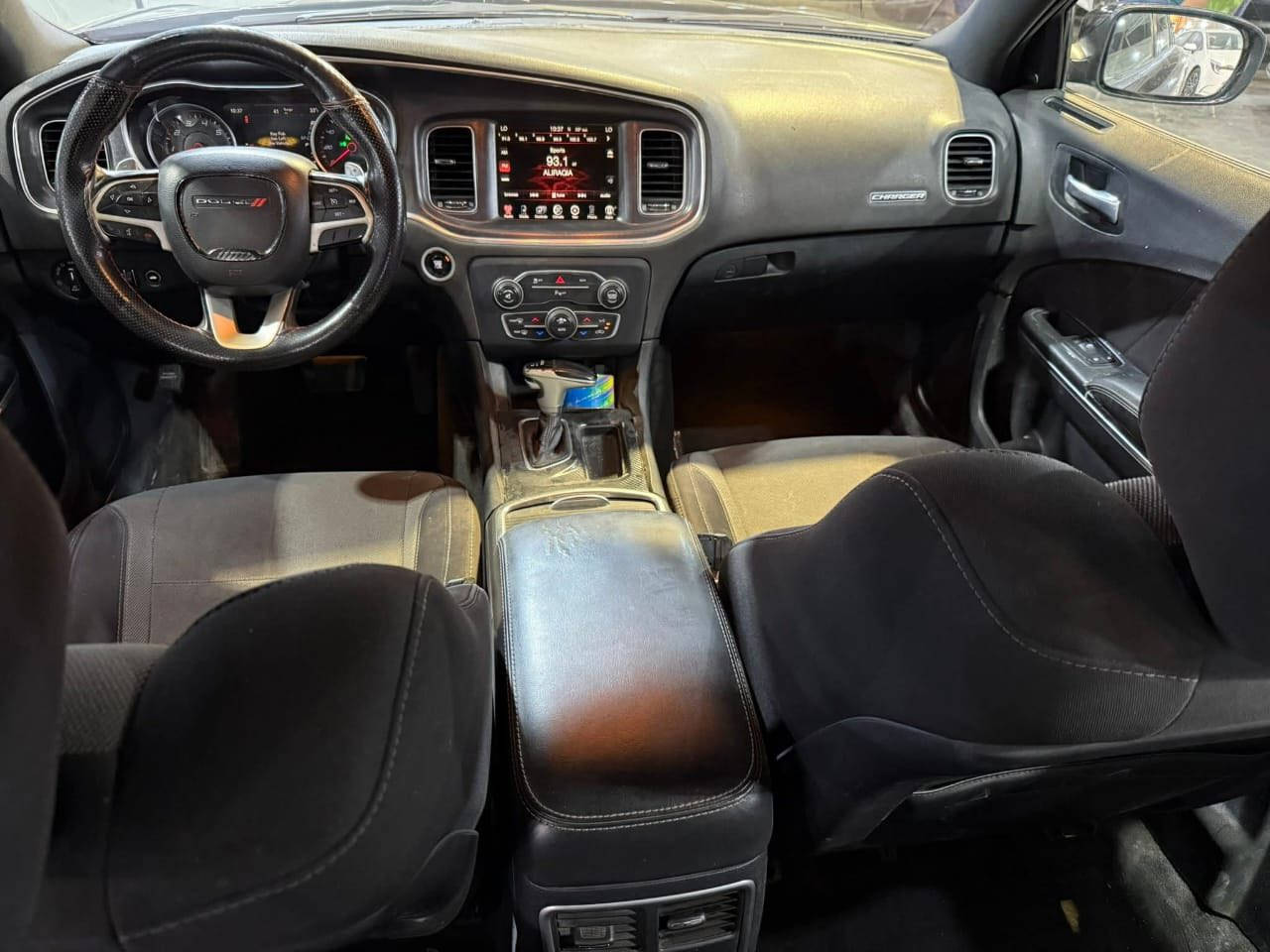 السلام عليكم
جارجر ٢٠١٥
السياره بلا صبغ فقط باب مبدل نفس اللون
خلف السايق+بارد جاملغ
لا ايرباك لا دواخل 
بجم كبس  صندوك كبس 
ولحد الان على وضع الوكاله بجمsxt
ويالتها البلاديه 20
ماشيه ٩٦ميل
هزه سنويه رقم انكليزي كله جديد 2030
رادار جانبي 
كشافات 
حساسات
كشن كهربا +تدفئه كشنات
شاشه كبيره
اي استفسار 
***********
ديالى بعقوبه
170بيها مجال
