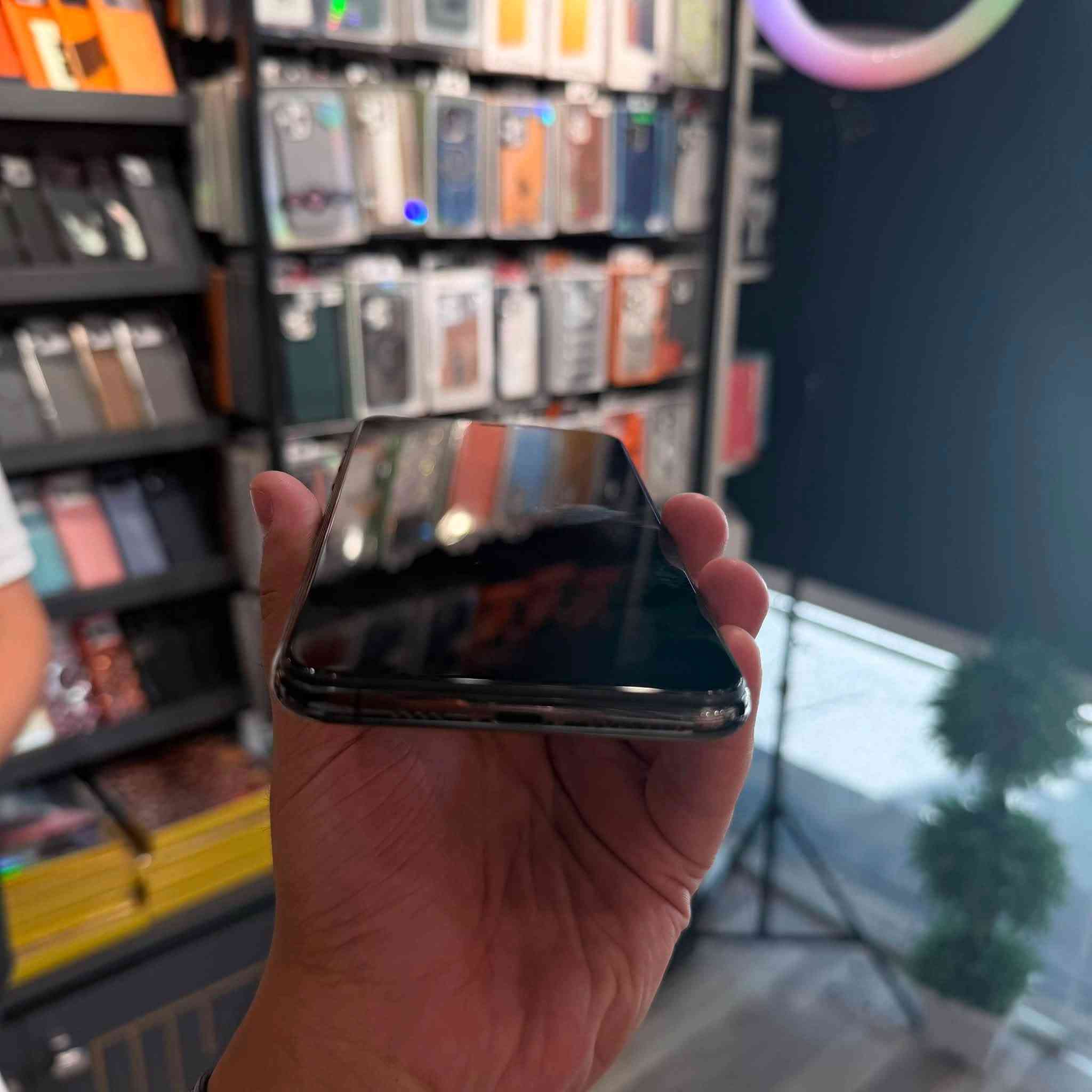 آيفون 11 pro max
الذاكرة 256 - البطارية 76 🔋 - لون اسود 
📍 براند للموبايل - بغداد العامرية - الشارع العمل الشعبي مجاور عمارة نيكست لڤل ***********
السعر : 350 ألف 
متوفر توصيل
