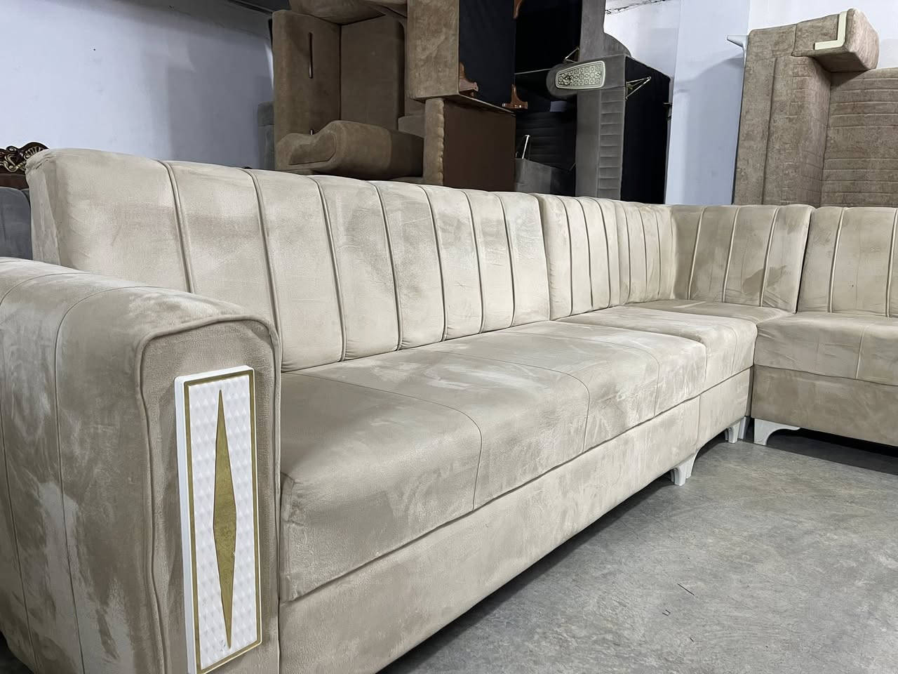 L
هاتینەوە بە ئێڵێکی لۆک بەکار نەهاتوو
 10 نەفەری فول دەست کردە تابڵێی تۆکمەیە
دیزاینێکی ناوازەی هەیە پەلەبکەن نامێنێت 
ژم***********
