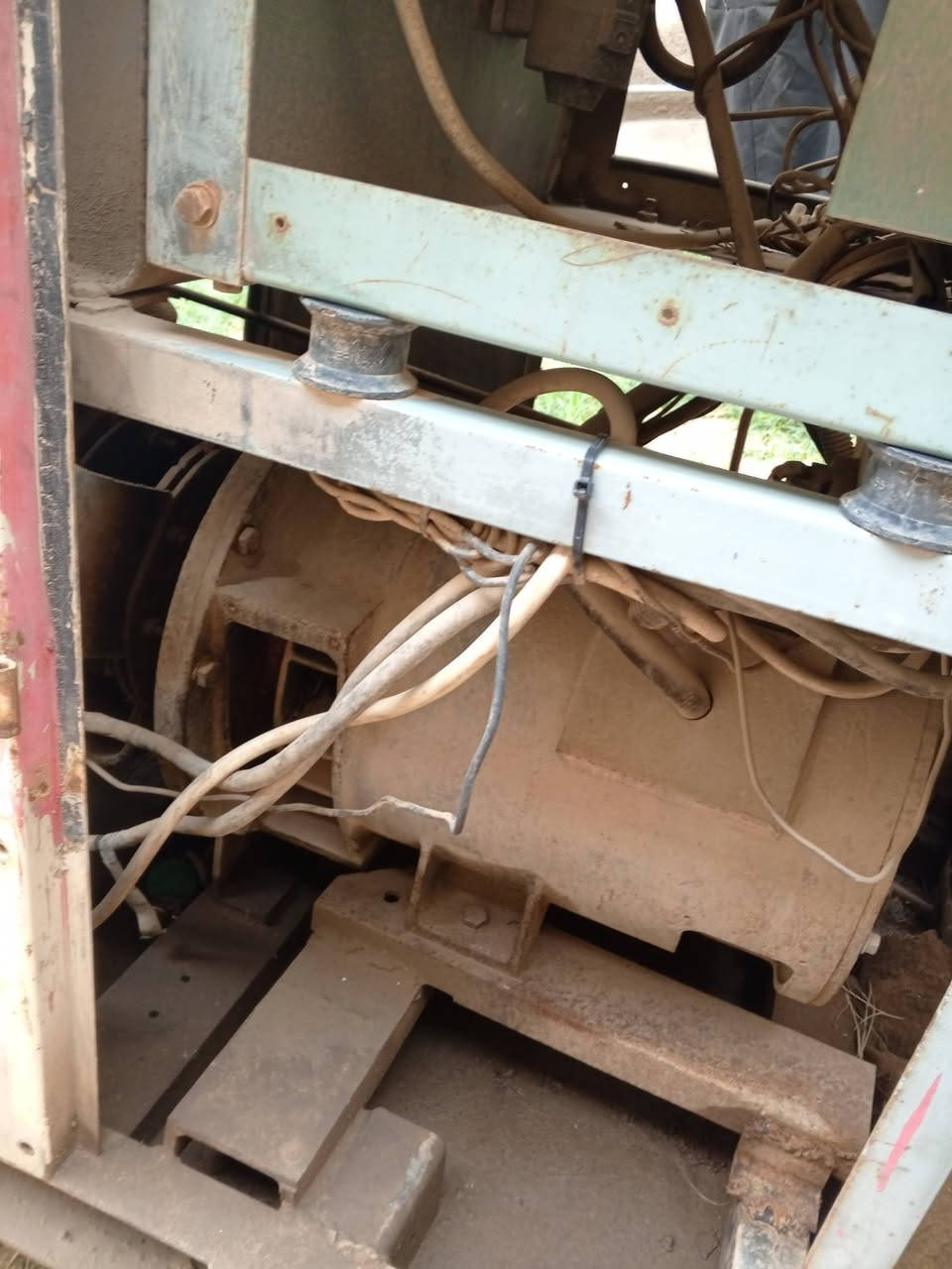 مولد للبيع محرك نيسان شغال اربعه بستم 15 كيفي. 10 ورقات ***********
