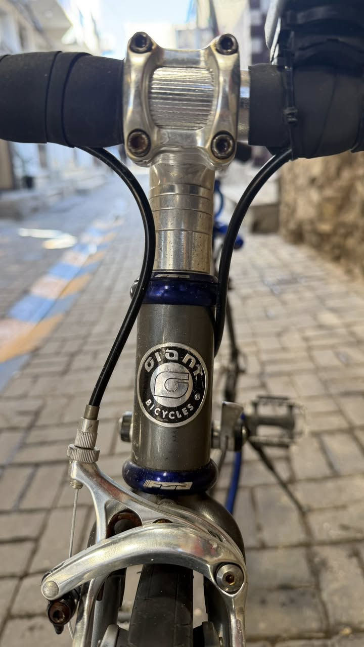 السلام عليكم جاينت موديل 2011 دراجة كلاسك وتحفه لبيع الامنيوم مكينة شيمانو كيرها يجي بل لشة حجم 28 فريم xs 
 العدل موجود سعرها 160 قفل وبي مجال بسيط 💙 مكاني بغداد  باب شيخ رقم واتساب ***********
