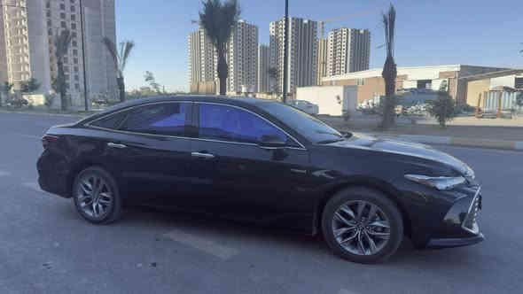 السلام عليكم سيارة AVALON 2021 خليجي مكفولة من كلشي السيارة كاملة ما بيها نقص سيارة مواصفات LIMITED  يعني فول 
بصمة 
سلايد روف 
تحكمات ستيرن 
شاشة جبيرة 
كشنات جلد  تحكم كهرباء 
كامرات 360 درجة 
مري شفط 
محرك هايبرد وبانزين 
بيها تضليل حراري 
السيارة ماشية 74381 كيلو متر 
السيارة كدامكم بالصور معايبها شي ولا نقصها شي وبالحقيقه احلى بعد 
السعر 25 الف دولار 
التواصل واتساب ***********
