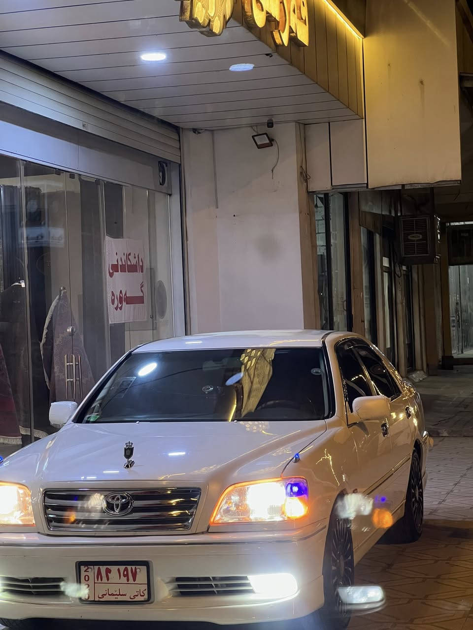 بەناوی خوا مەلیکە بڕاوە D4بچوک
سەیاررەکە دودوگمەی پەردەیە 
ئاوێنە کارەباو ئاوێنە شەفتە
چوار کوشن کارەبایە
سەیارەکە نمونەیە لۆک لۆکە 
لەڕسمەکەیە چۆنە ڕوبەڕو زۆر جوانترە
گێڕومەکینەی بەشەرتی سەت وەستا
هەیکەلی شوشەی
سەقفی شوشەی
سەیارەکە یەک دوسەو پەنجای مەسروف تیا نیە
تەقەو ڕەقەی بەشەرت
هیچ نوقستانیەکی نیە 
سەیارە هیماڵە هی مەحرەز نیە
تابڵێی جوانو دانسقەیە
شوێن ڕانیە  
سعر ٤٣مەحامەلە


**إذا كنت صاحب هذا الإعلان وتريد حذفه لأي سبب، رجاءا أرسل رسالة إلى الدعم الفني**