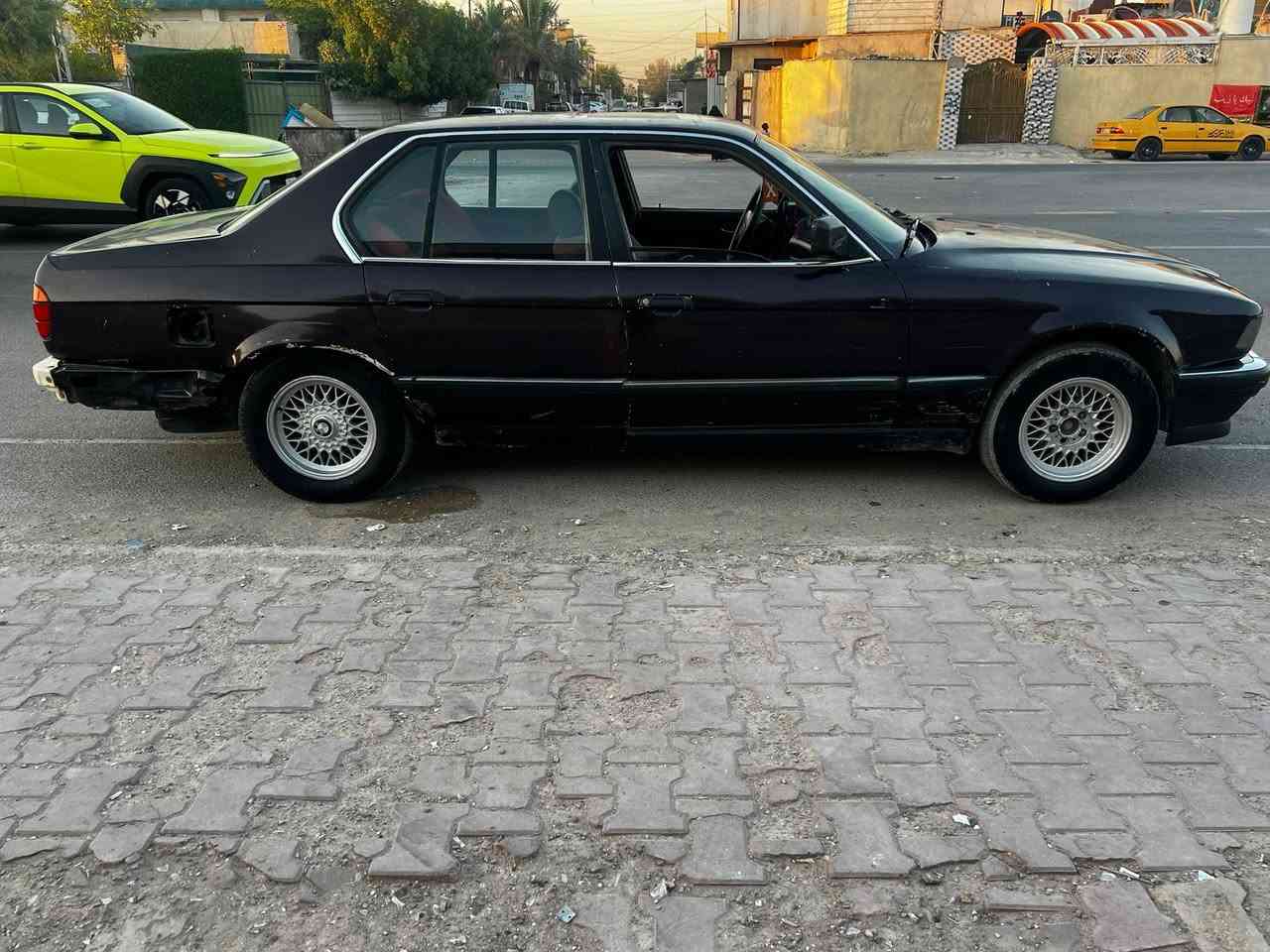 سلام عليكم بي ام دبليو 735
موديل 1994
فول كهرباء دبل جام دبل جكمجة 
مكينة 35  مفتوح 
صدر امامي وجعمة ستير وبور ستيرن جديدات
صدر خلفي منتهي 
لايتات جدد 
دعامية امامية جديدة 
بطاين باب ودشبول جديدات بـَسہ الكشنات رادلهن ترتيب 
كشر رادلة تعمير عضمتة حلوة 
مكانه  بغداد حي البنوك سعر 33 قفل 
رقك تليفون ***********
