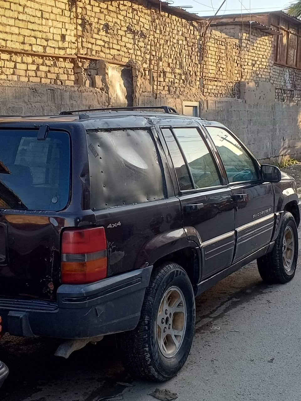 (((بلاش 28 بس )))
السلام عليكم جيب شيروكي لمتدد موديل 1998
سيارة خير من الله صدر جديد 
تخم تاير 
كهربائيات كلها شغالة لايت عالي ناصي هورن اشاير ماسحات كله شغال تحكمات ستيرن شغال كشن كهربائي شغال مكينة وكير بطة vvt 3000 ستة سلندر تشك الكاع مكفولة 
رقم بغداد تحويل مباشر مصفرة غرامات السيارة ربع ماعايز أنكر سويج واطلع محافظات
السعر : 28 وبيها مجال
العنوان : بغداد الشعب 
الرقم : ***********
