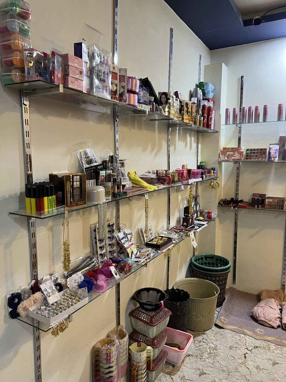 كوزمتك للبيع غراض كلها جديدة سبب البيع عدم التفرغ عنوانة االيرموك تريد تاخذ المحل كلة ايجارة ٧٥ تريد بس البضاعة بي بضاعة فوك المليونين سعرة مليون و ٦٠٠ وبي مجال بسيط تجي تجرد اذا مو فوك المليونين اغراضة لتاخذة

***********
