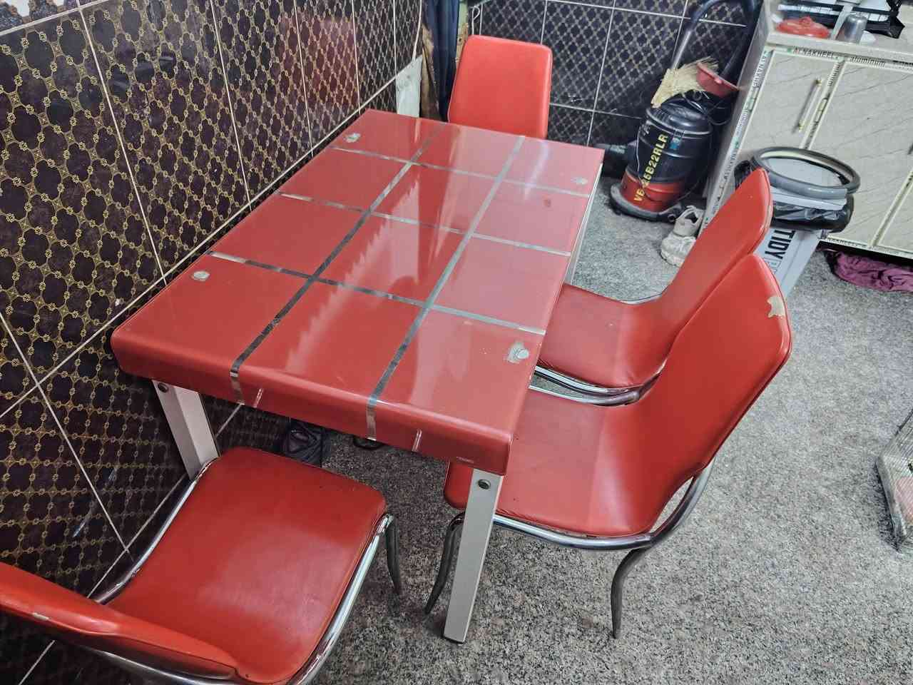 سلام عليكم ميز تركي مع اربع كراسي ستيل ب٨٠ جوه سعره بغداد البياع المعالف
***********
