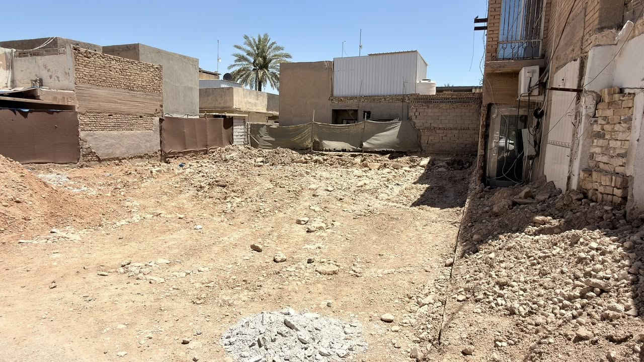 بسم الله الرحمن الرحيم 
يعلن مكتب الرنين للعقارات عن توفير 
(ارض طابو صرف للبيع )

قطعه حي البكر  قرب مدرسة العصر الذهبي 
المساحه /300
الوجه / 15
النزال / 20
السعر / 150 وبي مجال
للاستفسار والطلب زيارة مكتب الرنين او الاتصال 
***********/رقم المكتب 
***********/مرتضى
