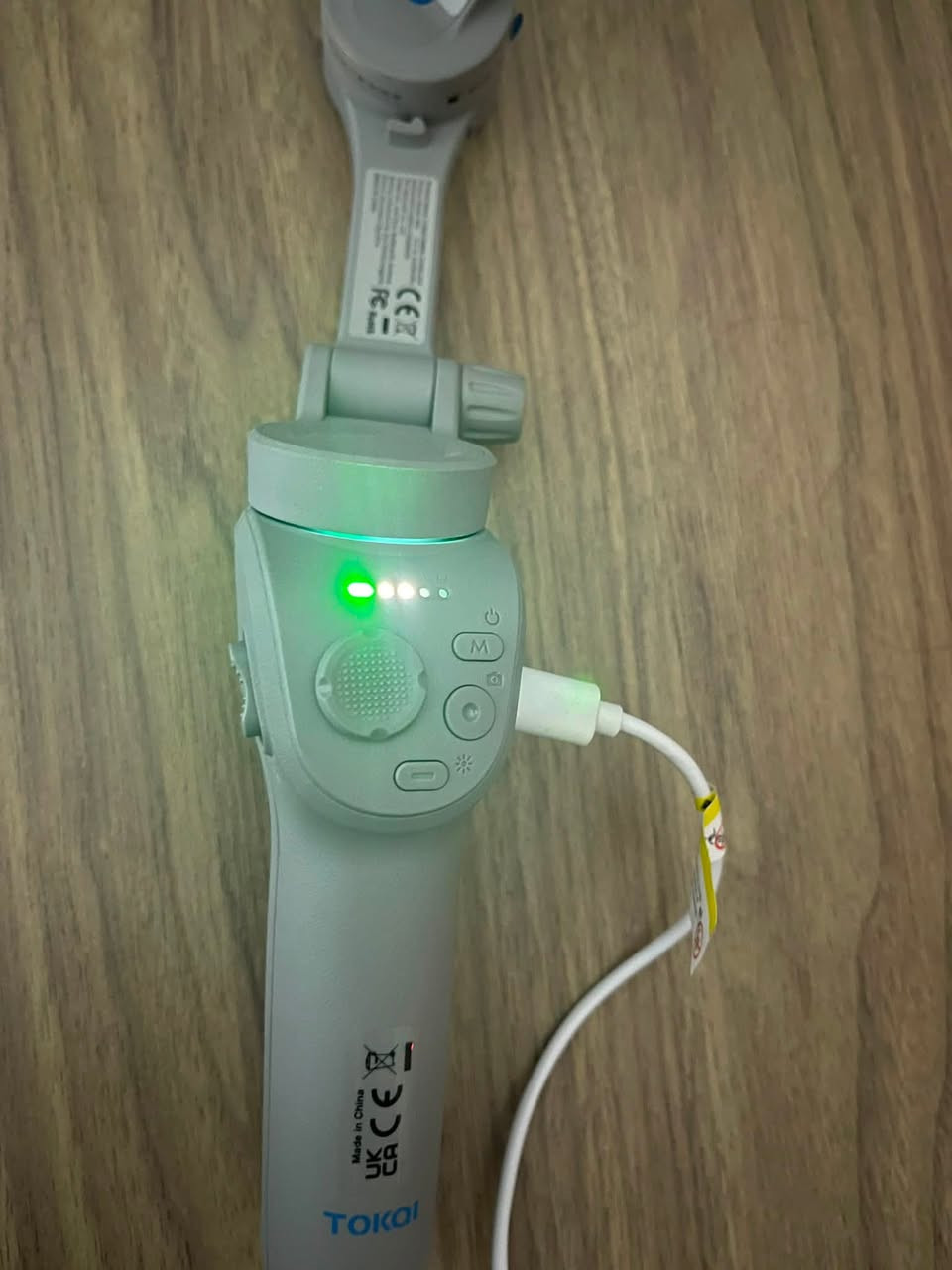 Takqi M01 3-axis gimbal (مانع الاهتزاز)

📌 المواصفات الأساسية:
✅ النوع: Gimbal مثبت يدوي ثلاثي المحاور (3-Axis)
✅ المادة: بلاستيك PA66 قوي وخفيف
✅ الوزن: حوالي 378 غرام بدون حامل
✅ الأبعاد (مطوي): تقريبًا 163 × 119 × 50 مم
✅ مدى دوارن المحاور:
• محور Course (Pan) حوالي 320°
• محور Roll حوالي 330°
• محور Pitch حوالي 330° ￼

📱 التوافق مع الهاتف:
✔️ يدعم هواتف عرض 55–90 مم (يعني أغلب الهواتف)
✔️ سمك الهاتف ≤ 11 مم
✔️ وزن الهاتف حتى 280 غرام
✔️ يدعم خاصية Vertical/Portrait (تصوير رأسي) ￼

🔋 البطارية والأداء:
🔹 سعة البطارية: 3600 mAh
🔹 وقت التشغيل: حتى 8 ساعات تقريبًا
🔹 وقت الشحن: حوالي 3 ساعات
🔹 شحن عبر USB-C
🔹 سرعة تحكم قصوى حتى 120°/s ￼

📲 التحكم والخصائص الذكية:
• اتصال Bluetooth مع الجوال
• تطبيق الإعداد اسمه “Gimbal Show”
• تتبع ذكي للوجه والأشياء (AI Tracking)
• أوضاع تثبيت متعددة (Follow / Full Follow / Locked / POV / Inception…)
• دعم التحكم بالإيماءات
• وضع Selfie Stick و Zoom عبر التطبيق
• أزرار تحكم مباشرة على المقبض ￼

💡 إضاءة مدمجة:
✔️ ضوء تعبئة (Fill Light) قابل للتعديل بعدة مستويات سطوع (عادة 9 مستويات)
✔️ مفيد للتصوير في الإضاءة المنخفضة ￼

 السعر 35 الف توصيل 5 جميع المحافظات 🚚￼.

#مثبت_جوال
#تصوير_احترافي
#تصوير_بالموبايل
#فيديو_احترافي


**إذا كنت صاحب هذا الإعلان وتريد حذفه لأي سبب، رجاءا أرسل رسالة إلى الدعم الفني**