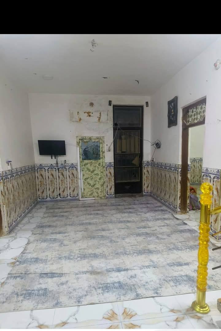 بيت للبيع مساحته 150 متكون من غرفتين وصاله ومطبخ وبراني وصحيات داخليه العنوان الديوانيه الشافعيه على السايدين يم محلات جوني سعر70وبي مجال قليل الرقم والاستفسا***********.
