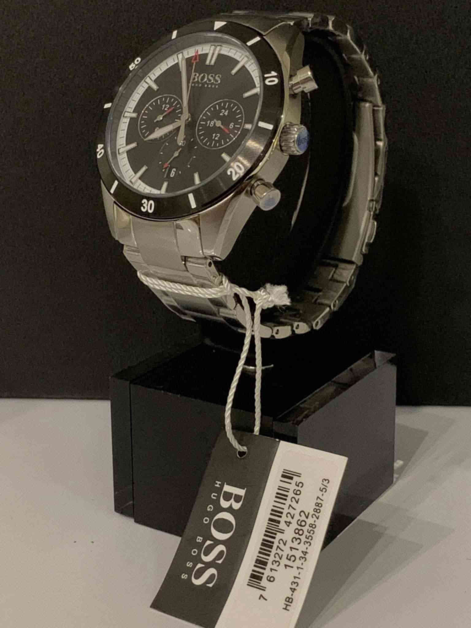 السلام عليكم.......
ساعة BOSS براند الماني بطارية مكينة ياباني 
نافذة للعرض التاريخ 
سناتر شغالة 
أميال وأرقام فسفوري 
نظام ٢٤ساعة 
القطر ٤٤
مقاوم للماء ٥٠م 
سير حديد ستانلس ستيل معلم 
جديد غير مستعمل مع العلبة الاصلية وبطاقة الضمان 
السعر ١٠٠الف 
يوجد توصيل ***********
