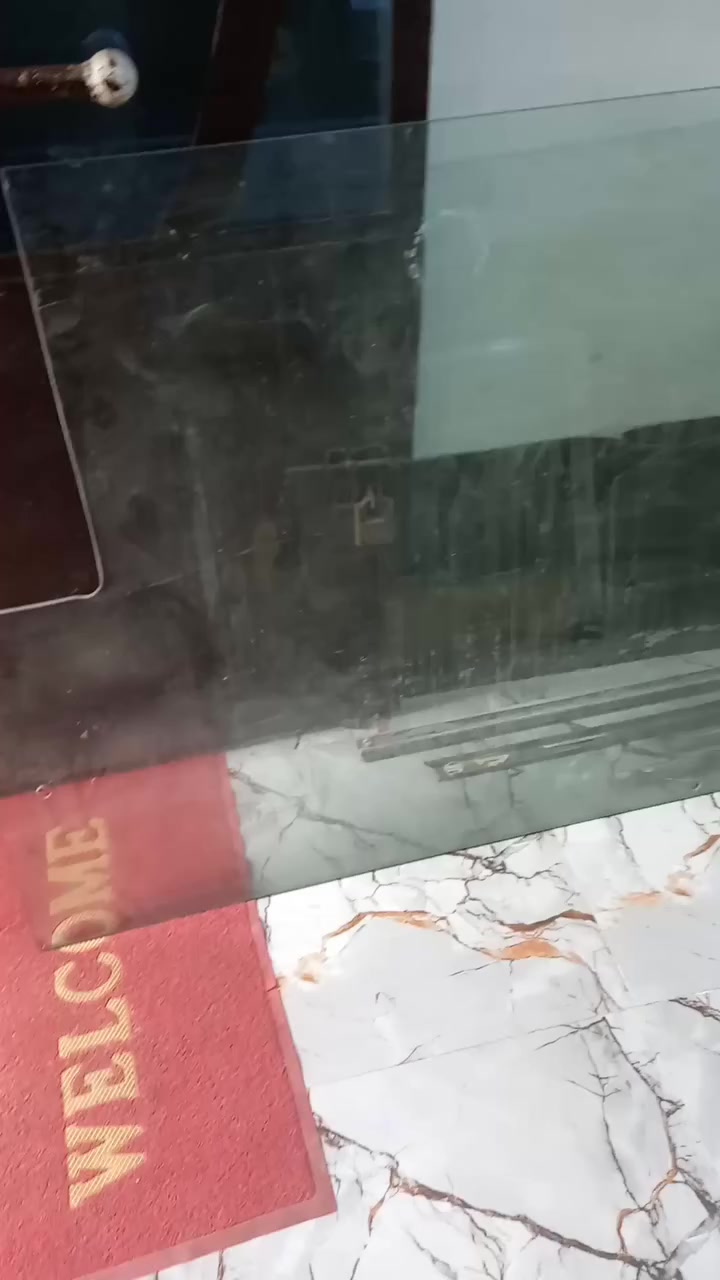 سلام عليكم جان زجاج جديد حلو ونضيف عرض 110 طول مترتين وخمسه عدد ثنين وعدك عرض 55سنتيم وطول مترتين وستين عدد 7وعدك قطع هواي مكاني بغداد الرصافه ***********
