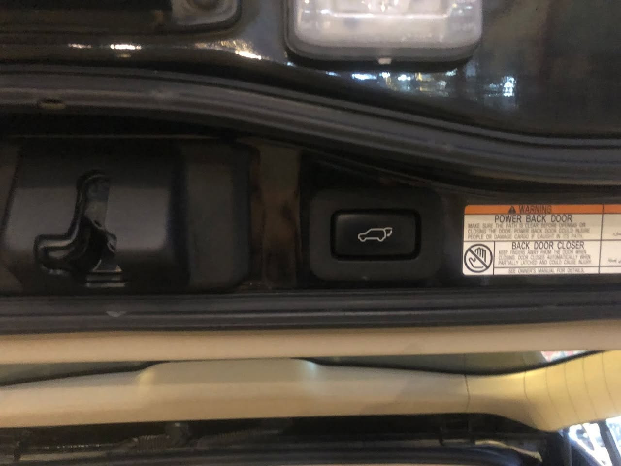 السلام عليكم للبيع لاندكروز 2019 فول مواصفات بريم اصل كفاله عامة السيارة حيل جديده مواصفاته 
بصمة تشغيل وابواب وجنطة 
شاشة 
ديفي ار بالسقف 
سلايد روف 
محرك 6 سلندر 
فور ويل 4X4
وبعد بيه مواصفات هواي معروفه مواصفات البريم 
السيارة رقم بغداد باسمي شخصيا 
مكانة كربلاء الهنديه 
السعر :550 وبيه مجال 
للستفسار ***********
