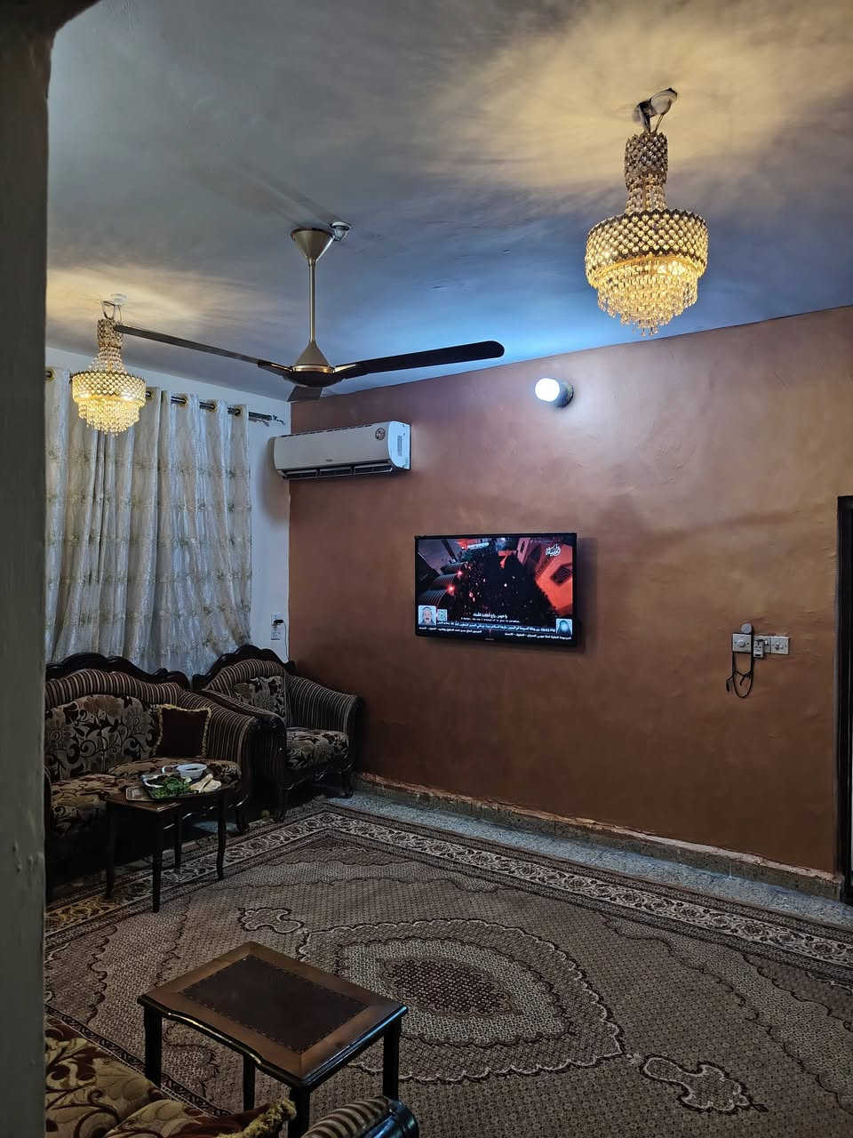 المساحة: 200 متر

الملكية: البيت باسم شخص واحد

المواصفات:

5 غرف نوم

4 صحيات

مطبخ

صالة مفتوحة على الاستقبال

بالكونة

ترك (ممر/ساحة) على طول خلف البيت

الطابق الثاني: بناء جديد ونظيف

مخزن في السطح (الطابق الثاني)

مميزات الموقع:

قريب جدًا من السوق

قريب من الشارع الرئيسي

جيران محترمين جدًا من الجانبين والأمام

 خدمات متوفرة

السعر: خاص او واتساب

📞 للاتصال: ***********
