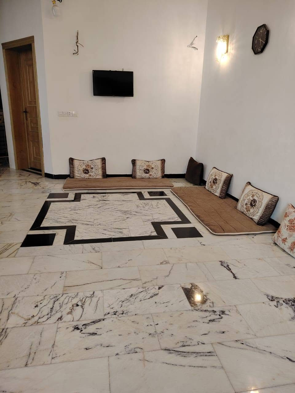 دار للبيع بلبوبيات مجمع ال ثابت السكني مساحته ١٢٨ متر يحتوي على غرفه كبيره واستقبال وصاله ومطبخ حار وبارد وصحيات ومنور الطابق الثاني صاله عله عرض البيت وحمام عامود ٤٦ المجمع خدمات كامله مي مجاري كهرباء تبليط ٣دقايق بسياره عن الامام السعر ب١٩٥ وبي مجال للشراي رقم صاحب الدار ***********
