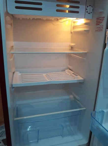 السلام عليكم 
ثلاجه حجم صغير نظيفه كلش  بيهه فقط فطرناعم جوه مابي كل تأثير عليها موضح بصوره  سعر ٩٥ وبيها مجال  لتواصل ع الرقم او واتساب
***********
