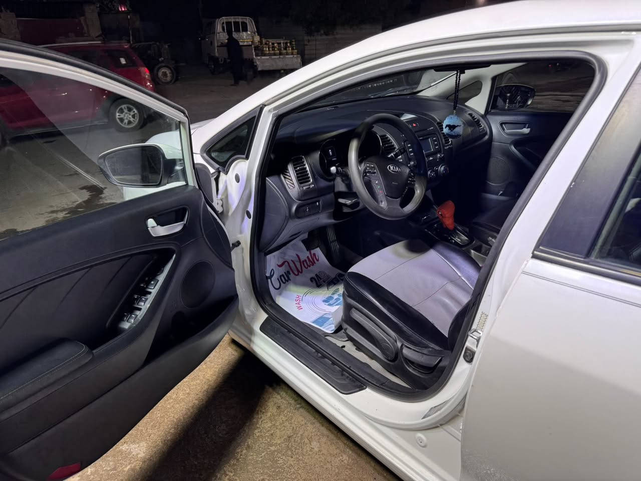 للبيع كيا فورتي موديل 2017
اللون: أبيض  

السيارة جاهزة من كل شيء، وتحتوي على:  
- سويج عدد (2)  
- تخم تايرات جديد  
- حدادية الصدر جديدة  
- صور الحادث مرفقة بالصور للتوضيح  

مكان السيارة: الدورة – البوعيثة  

السعر: 120 وقابل للتفاوض.  

للتفاصيل أكثر الاتصال على الرقم:  
***********
