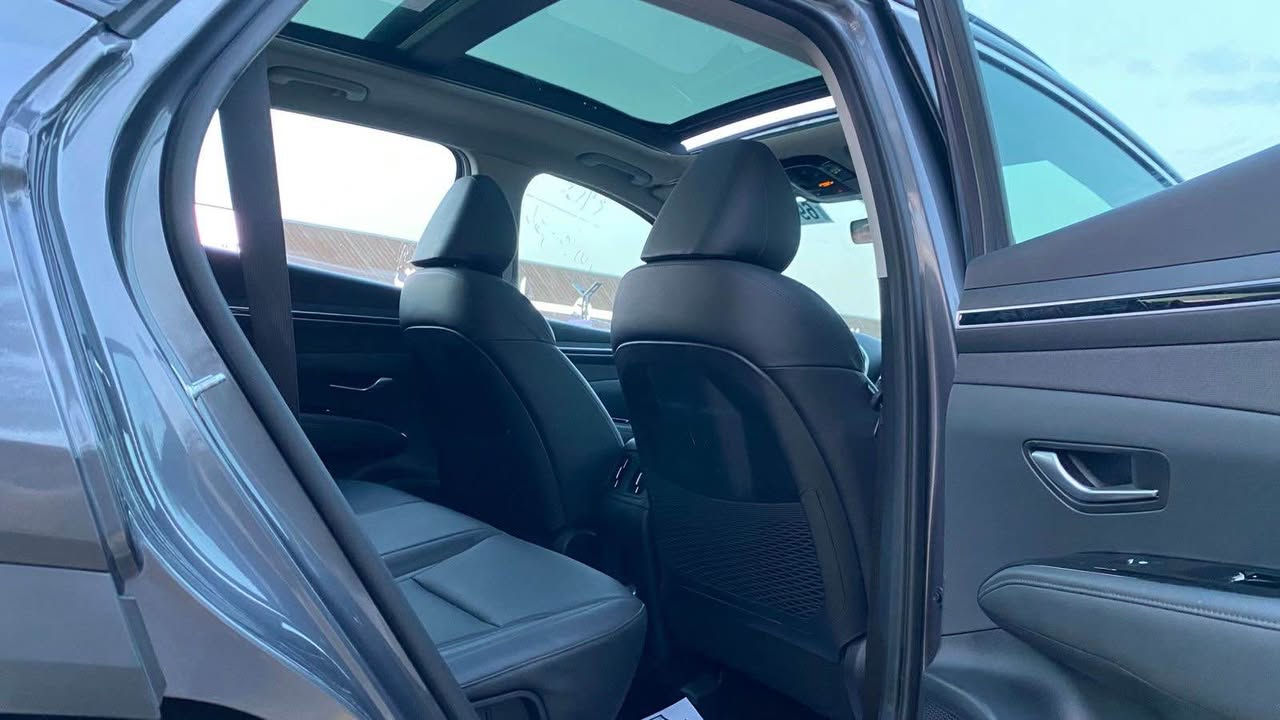 السلام عليكم ( للبيع فقط)*********** 
توسان موديل 2024 وارد امريكي فول بانوراما
لونها رصاصي
دخول وترقيم جديد ( رقم اربيل تحويل ثاني يوم)
بدون قطرة صبغ بدون تبديل بدون ايرباك
( حادثها فقط تعديل pdr بارد بحافة البنيد) 
الباقي كفاله عامه شرط السونار 
الموصفات فول واذكر جزء منها 
🔹بانوراما على طول السقف 
🔹كشنات جلد بالكامل + تدفئه
🔹كشن السائق كهرباء + هاند بريك بصمه
🔹بصمة تشغيل + بصمة ابواب + جنطه كهرباء 
🔹شاشه ايباد كبيره الحجم + تبريد شاشه
🔹محرك 2500 + انظمة متعدده للقياده
🔹تدفئة مقود + فول رادار 360 درجه
🔹اشاير بالمري + نقاط عمياء 
🔹ماشيه 19 الف وبعد مماشيه بالعراق
🔹للامانه السياره جديده جدا وبعدها بريحة الشركه ( جميع الايرباكات سليمه)
🔹السعر 206 
مكاني بغداد المنصور 🔹
*********** الرمادي, الأنبار
