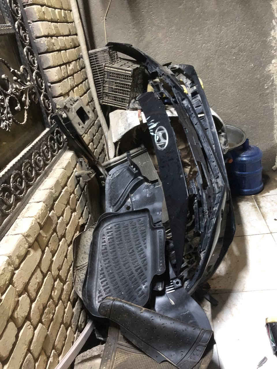 سلام عليكم ابيعهن شلعة 
تك تاير امامي نظيف 
وتك تاير خلفي مال حرك 
درع مكينة مال چالنجر
دوس امامي خلفي جلد مال چالنجر
مكاني بصرة قيم واخذ 
***********
