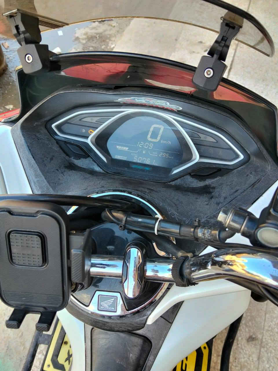 السلام عليكم دراجة pcx جيل ٣ موديل 2020 للبيع الدراجة فول مواصفات تتفأة يدات استان حساس بصمة  دراجة وارد فتنام عليهة تزويد بصيط دراع تجوة خلفية كشن رياضي بيهة السعر 13 ورقة وبي مجال مكان البلديات  ***********
