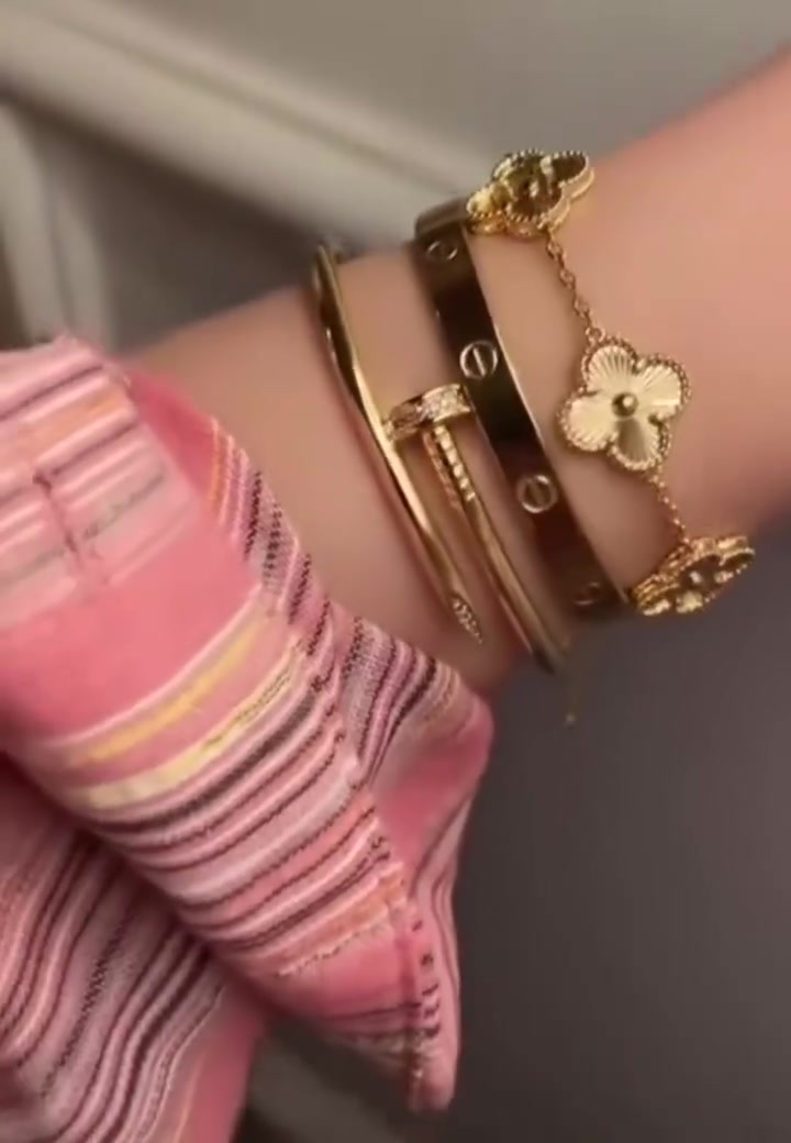 تشكيلة من أفخم السوارات الرائجة 🔠🔠🔠

سيت متكون من 3 قطع . مسمار . فان كليف . كارتير . 💫💫💫

🌟كوالتي ممتاز أصلي ✔️
🌟طلاء ثابت بجودة عالية 💯
🌟غير قابل للصدأ ✔️ 
🌟مصمم بلمسة جاذبية 😍 
🌟تألقي بسحر جاذبية التصميم المميز 💕
🌟متوفر باللون الذهبي💛
🌟هدية رائعة لإحبابك 💍 

‼️ نزلنا سعره 👇‼️

سعر السيت 15  الاف

🚘يوجد خدمة توصيل لجميع محافظات العراق ٤ الاف🚘


**إذا كنت صاحب هذا الإعلان وتريد حذفه لأي سبب، رجاءا أرسل رسالة إلى الدعم الفني**