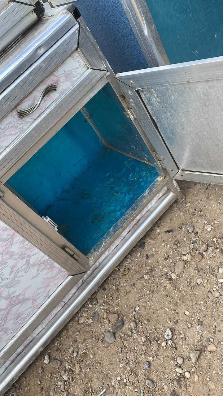 السلام عليكم غرفه نوم صاج للبيع كلش نظيفه سعرهه ٥٥٠ وبيهه مجال وكاونتر مترين للبيع سعره ١٥٠ وبي مجال المكان بغداد البكريه ***********
