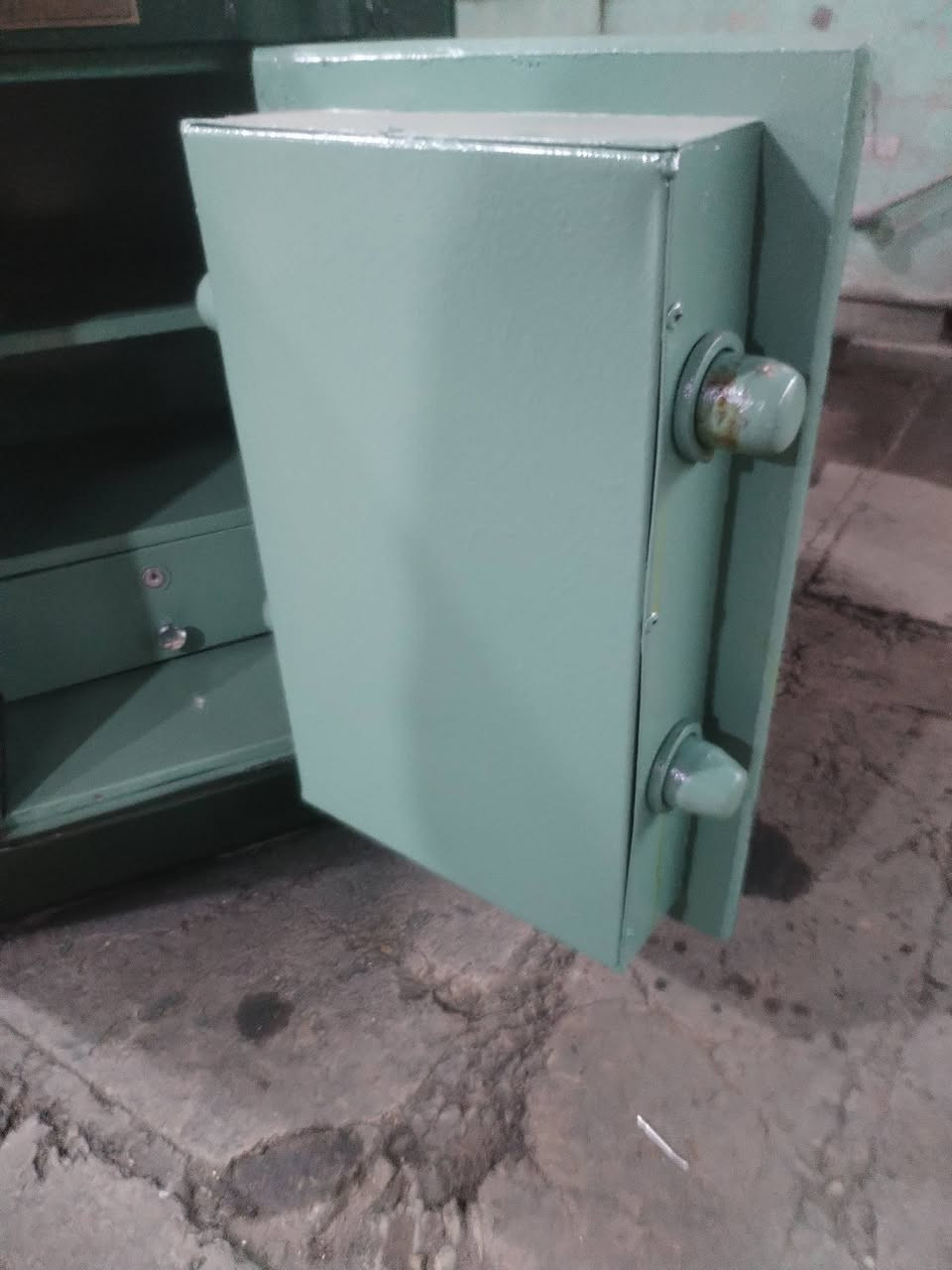 قاصه عراقيه قديمه
الارتفاع 60 سم
العرض 50 سم
العمق 50سم
الوزن 300
رقم الهاتف
***********
