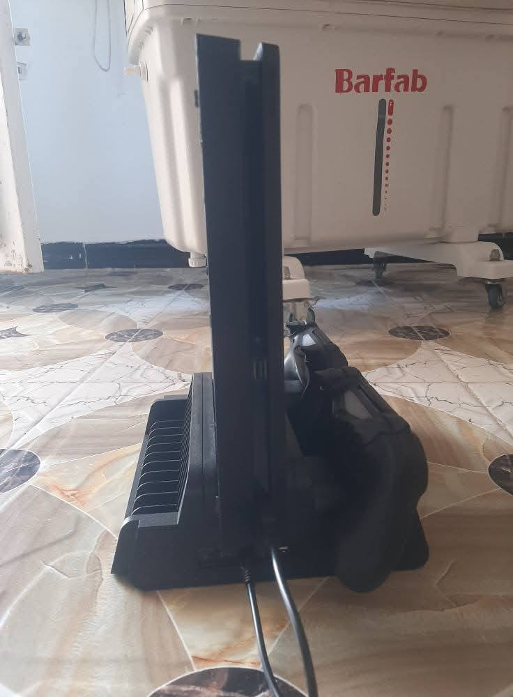 بلي فور سلم مهكر نضام 9
كامل ملحقاته حتى الكارتون
شرط بعده لوك نضافه١٠٠
ثلاث جوستكات (وحده اصلي ثنين عادي)
يوبي اس ٨٥٠ كارتونته هم وياه
قاعده شحن وتبريد بلي وجوستكات 
سعره ٣٢٥نهايته قفل حلة مسيب مكاني
***********
