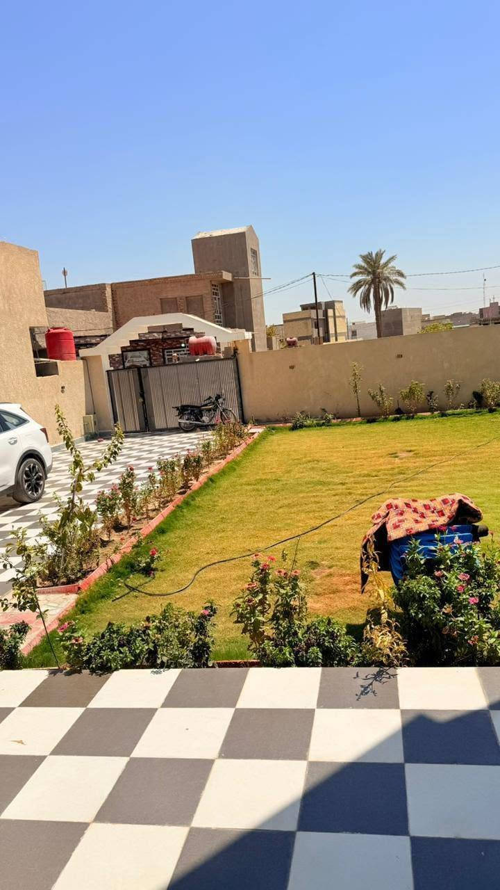ياالله السلام عليكم ورحمة الله وبركاته 

بيت العمر بناء متعوب عليه درجه اولي 

دار للبيع المساحه 600 متر واجه 20 نزال 30 طابو زراعي سند 25 تحويل مباشر مكانه الجزائرمركز المدينه خلف بانزين خانه قرب المستودع يبعد عن شارع العام 500 تقريبن خدمات متكاملة شارع تبليط السعر خاص وسعره بلاش تم تنزيل السعر 

البيت يحتوي علي غرفتين نوم مع سويت كامل كل غرفه 

ستقبال كبير ومطبخ كبير حار وبارد كراج سياره يأخذ 3 سيارات كبير وحديقه كبيره مساحه البناء 300 متر لمن يرغب بشراء دار الاتصال علي الرقر***********
